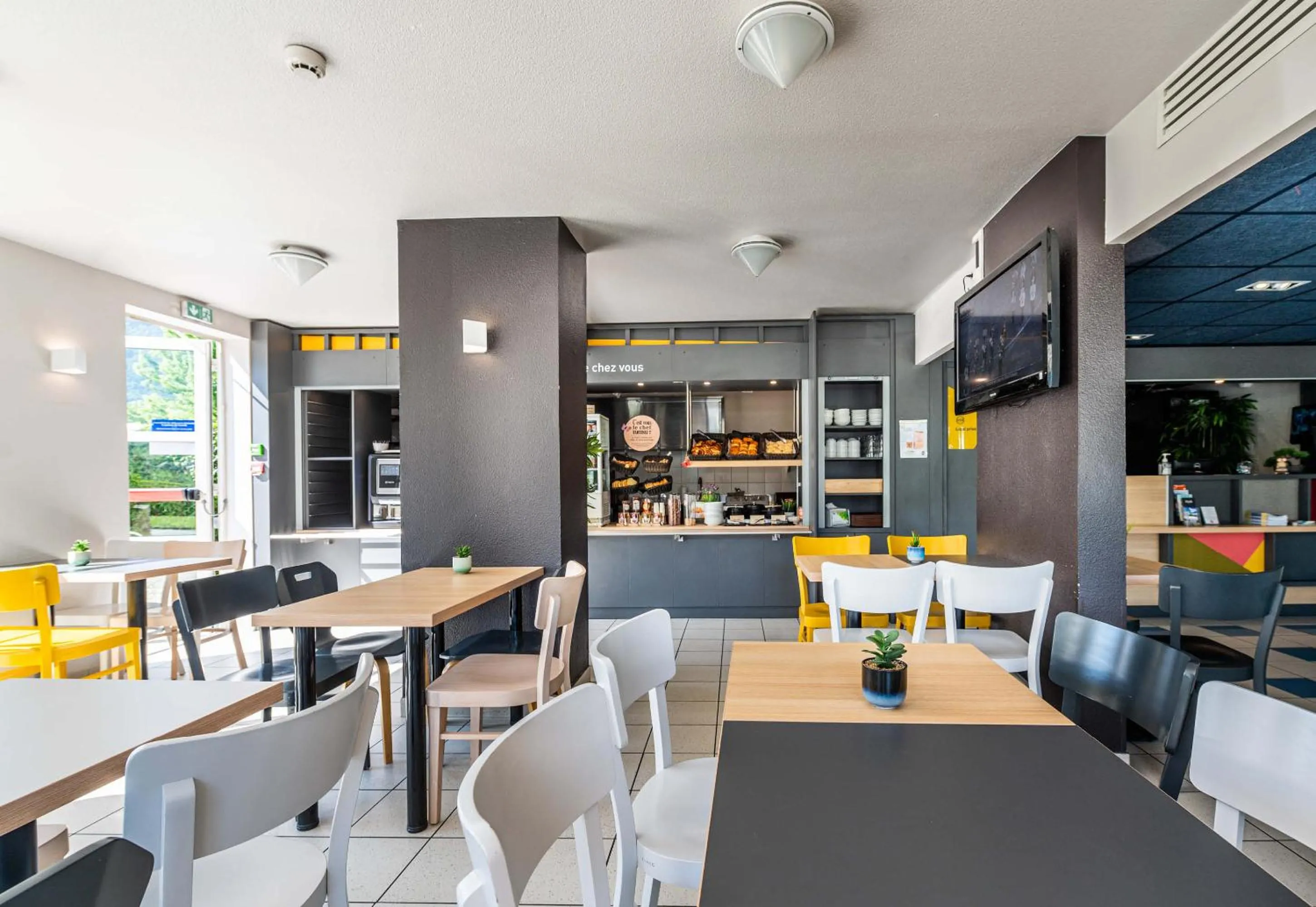 Breakfast in B&B HOTEL Saint Jean De Maurienne