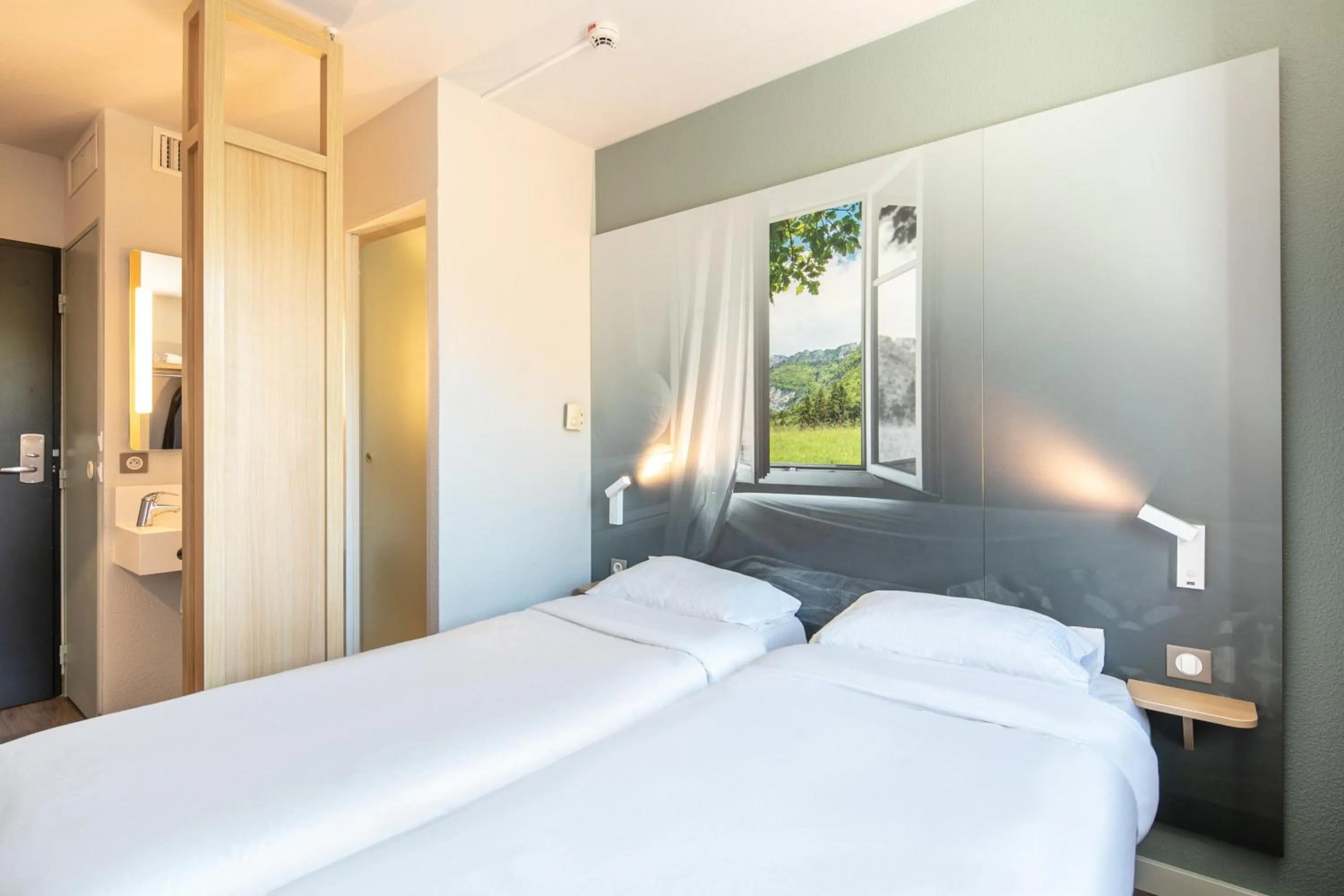 Photo of the whole room, Bed in B&B HOTEL Saint Jean De Maurienne