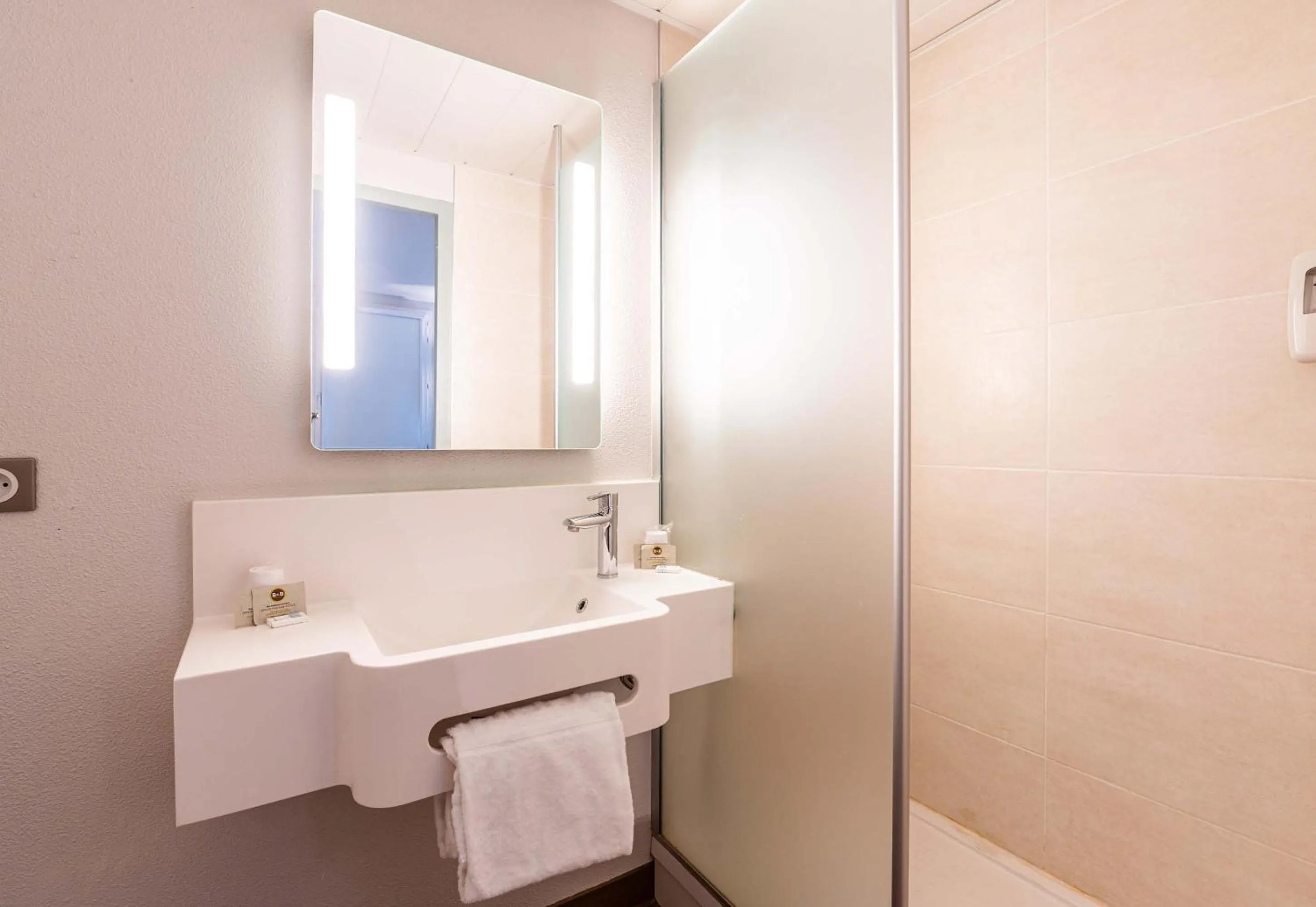 Bathroom in B&B HOTEL Saint Jean De Maurienne