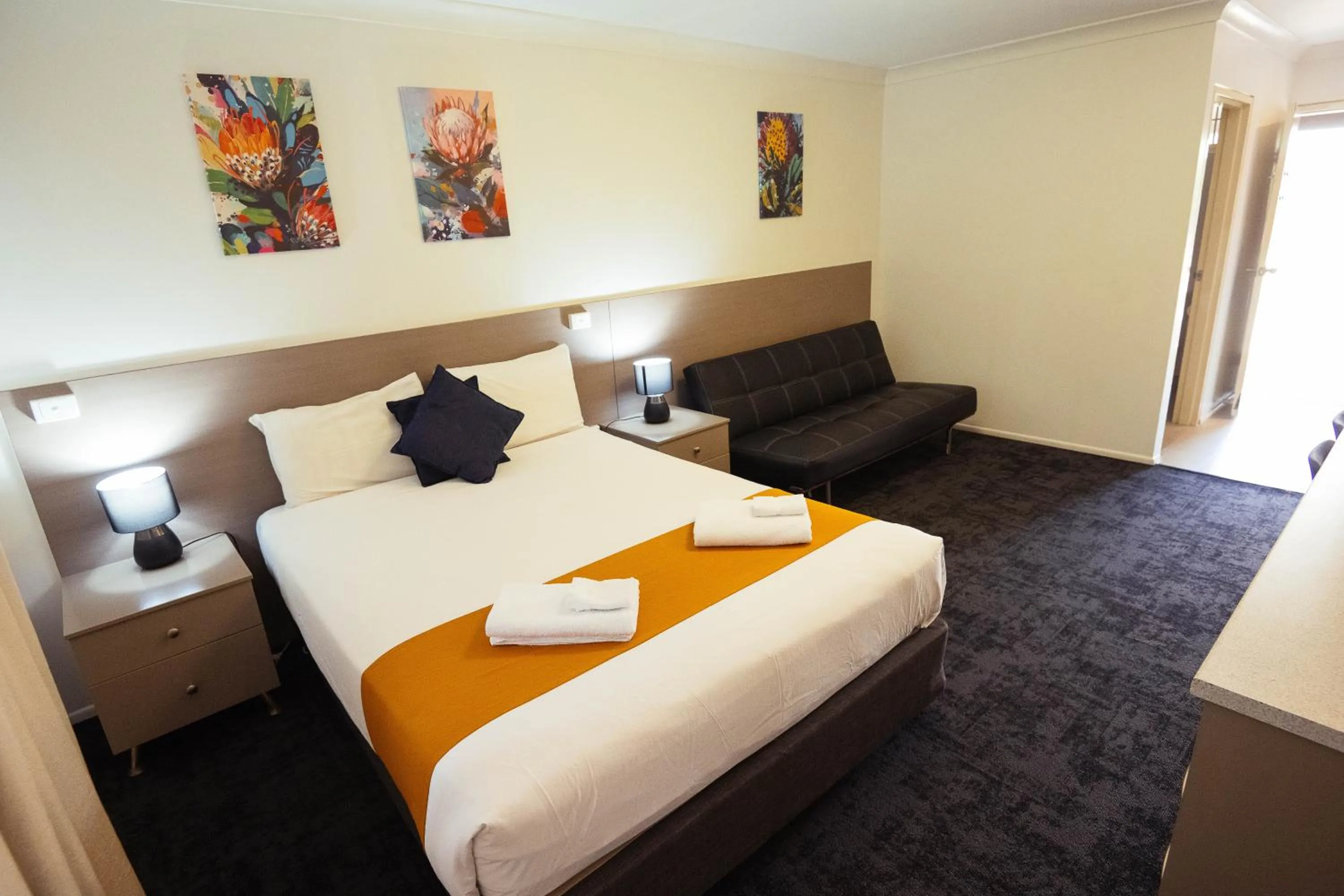 Photo of the whole room, Bed in Burke & Wills Mt Isa