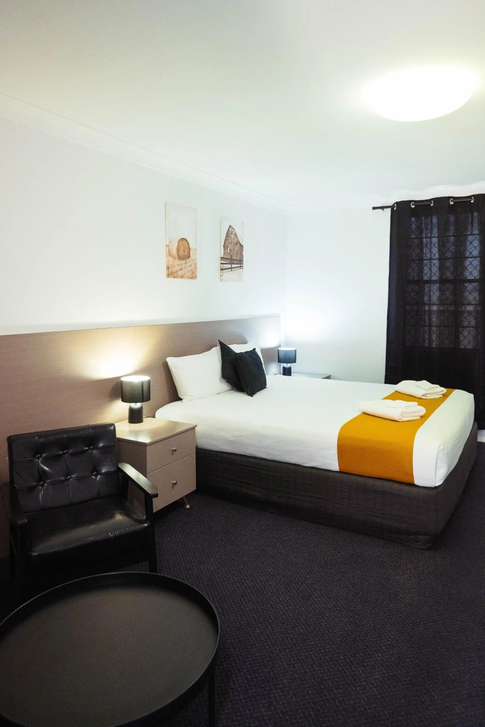 Seating area, Bed in Burke & Wills Mt Isa