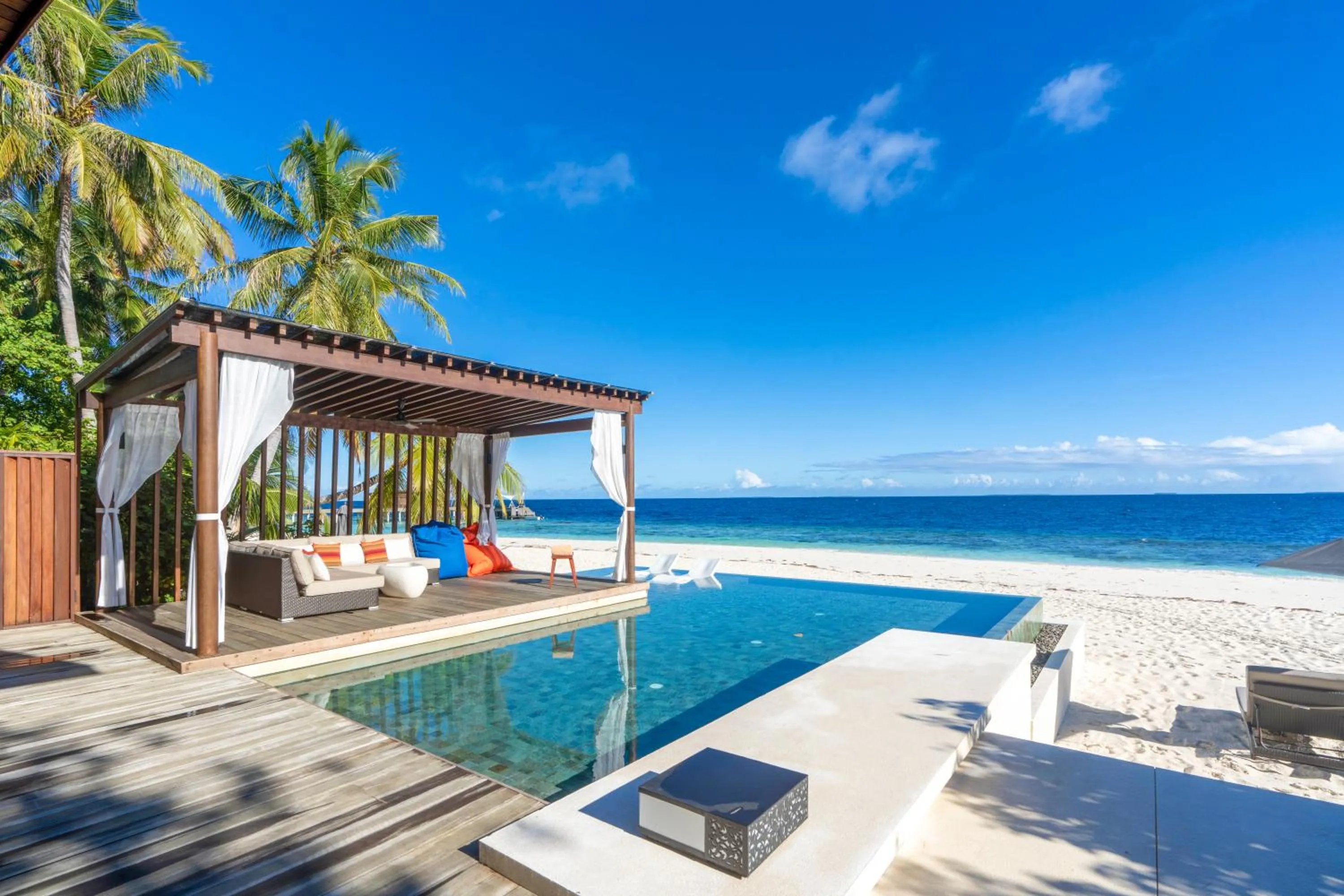 Swimming pool in Park Hyatt Maldives Hadahaa