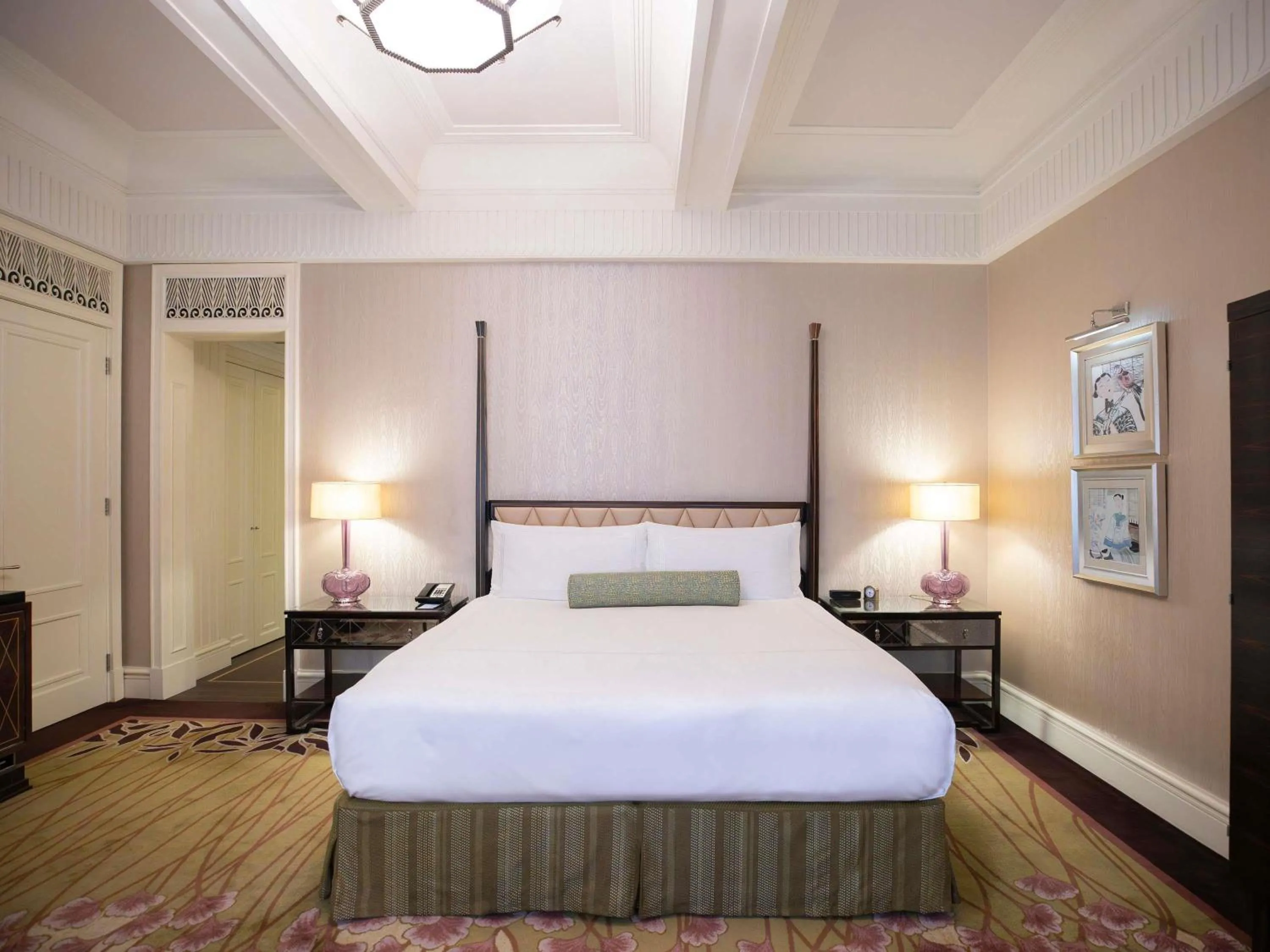 Bedroom, Bed in Fairmont Peace Hotel on the Bund