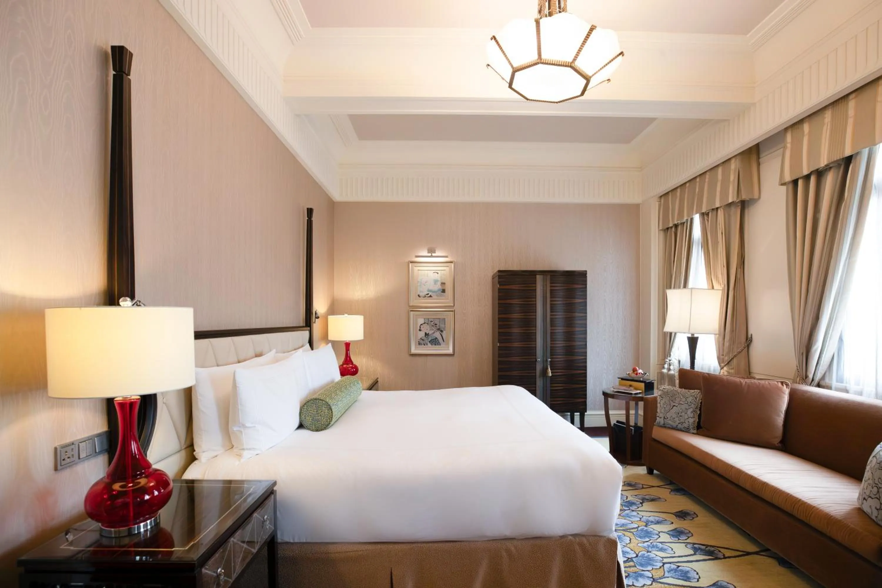 Seating area, Bed in Fairmont Peace Hotel on the Bund