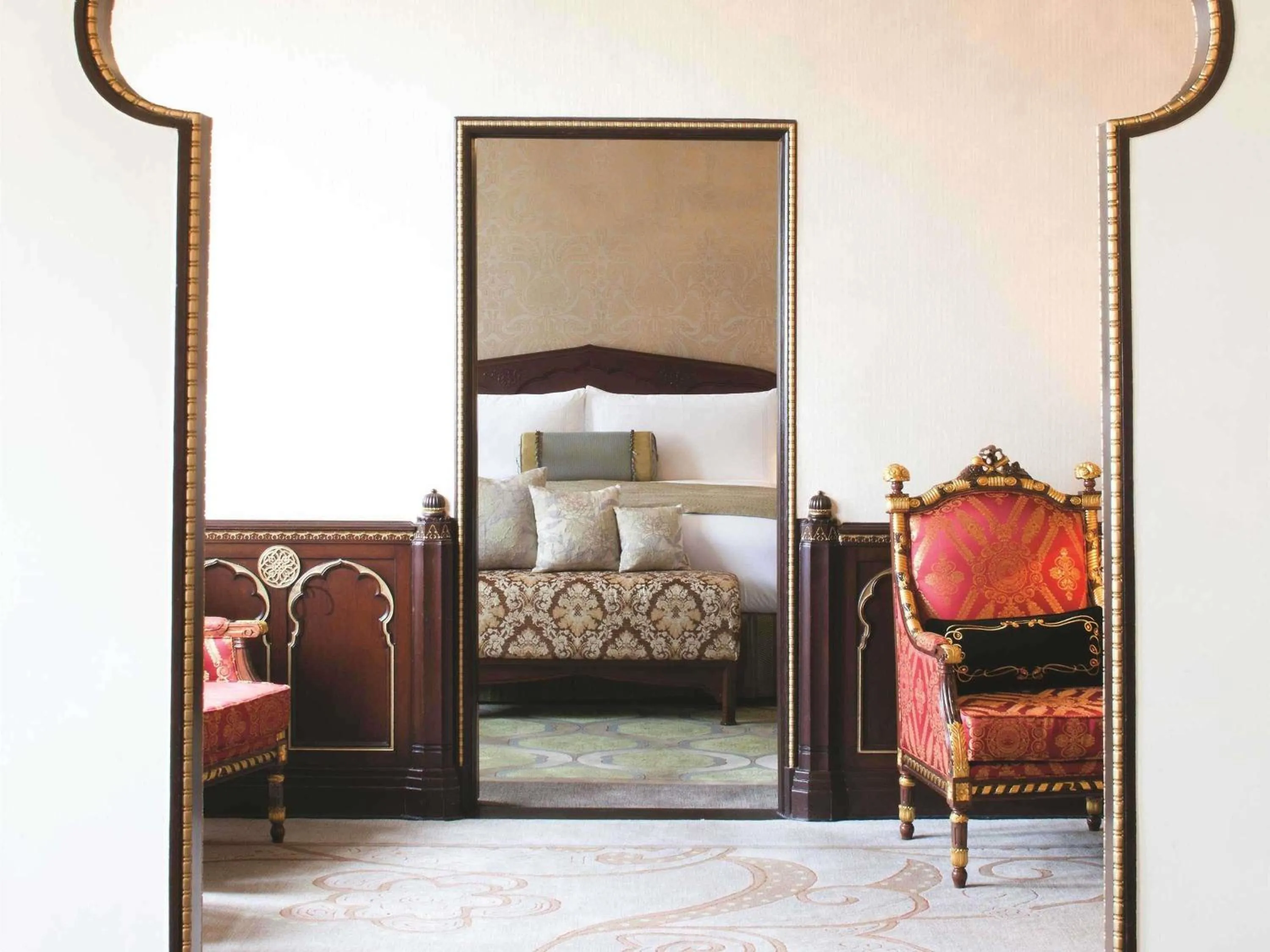 Photo of the whole room, Bed in Fairmont Peace Hotel on the Bund