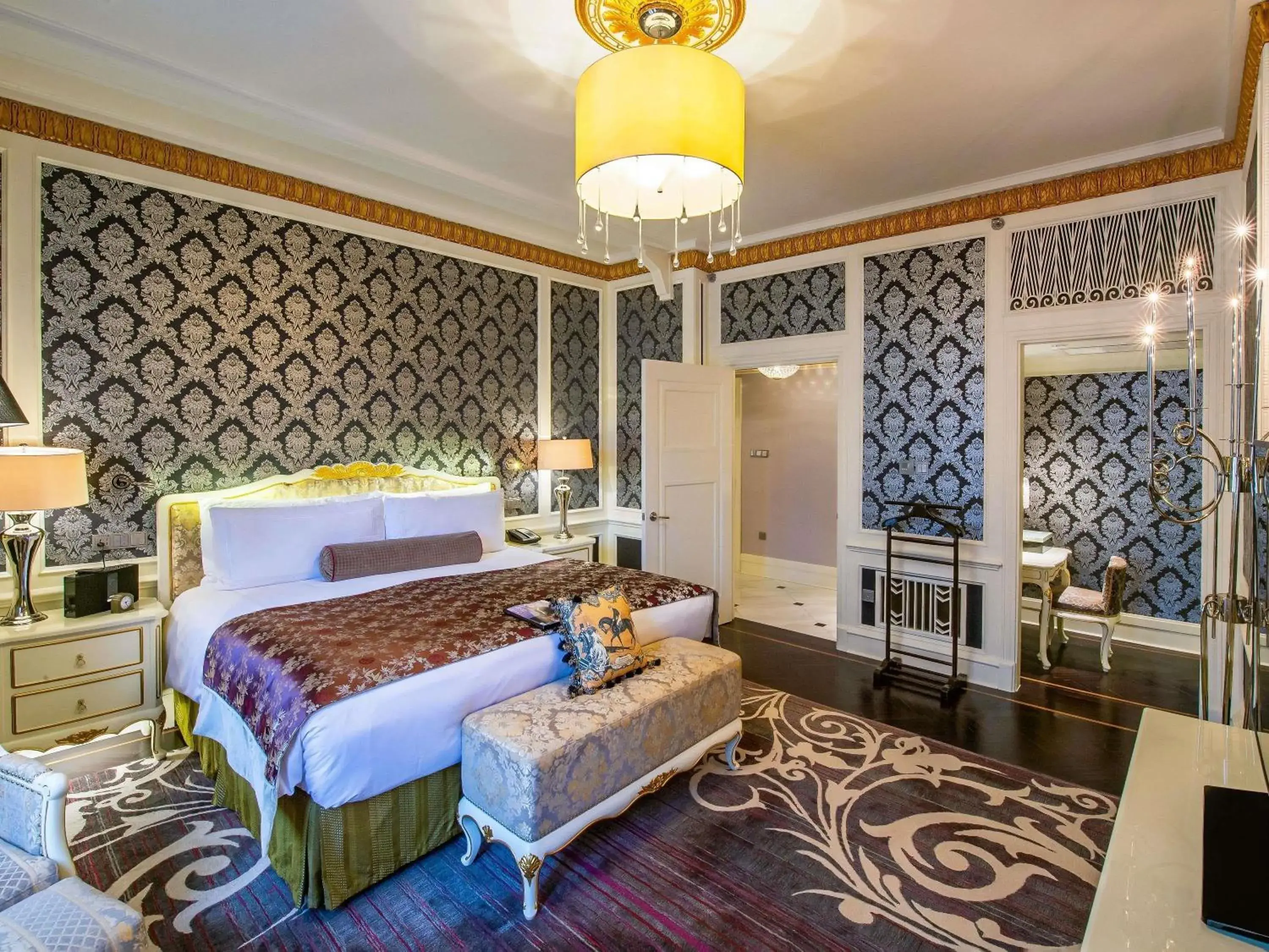 Bedroom, Bed in Fairmont Peace Hotel on the Bund Bedroom, Bed in Fairmont Peace Hotel on the Bund