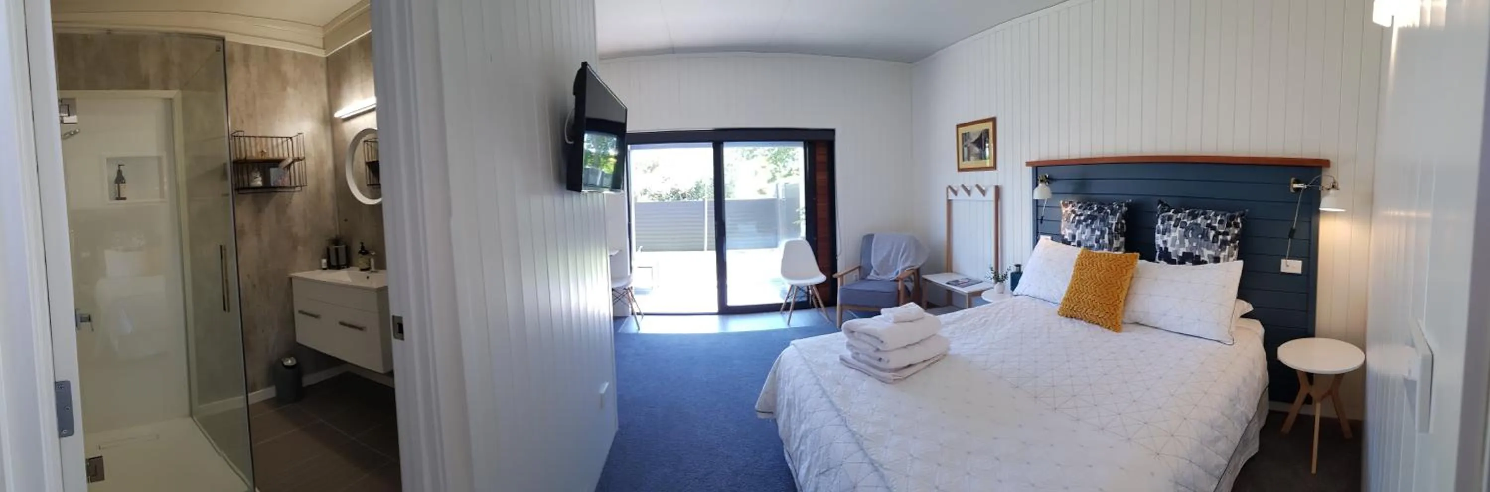 Photo of the whole room, Bed in Admiral Waters