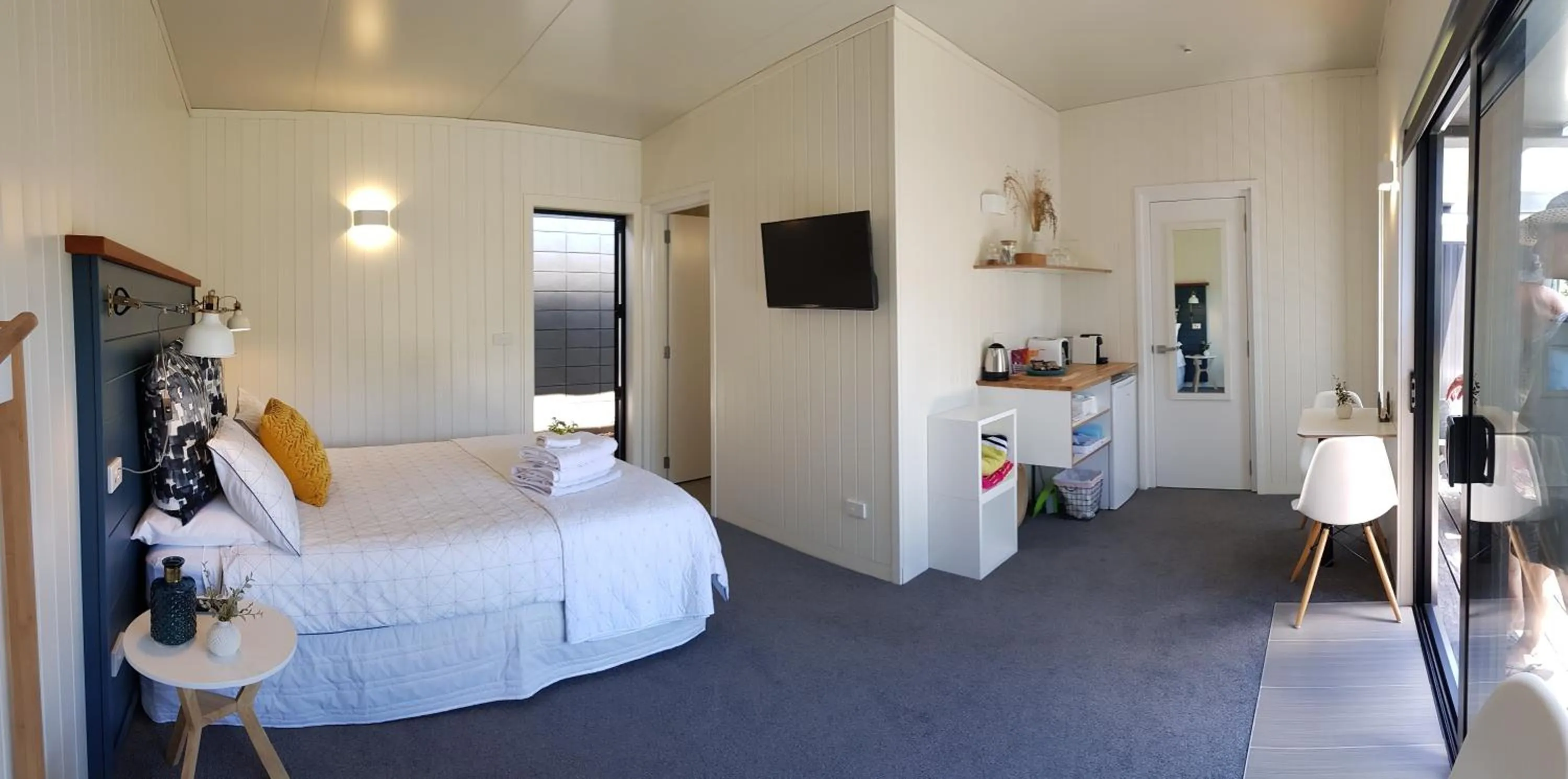 Photo of the whole room, Bed in Admiral Waters