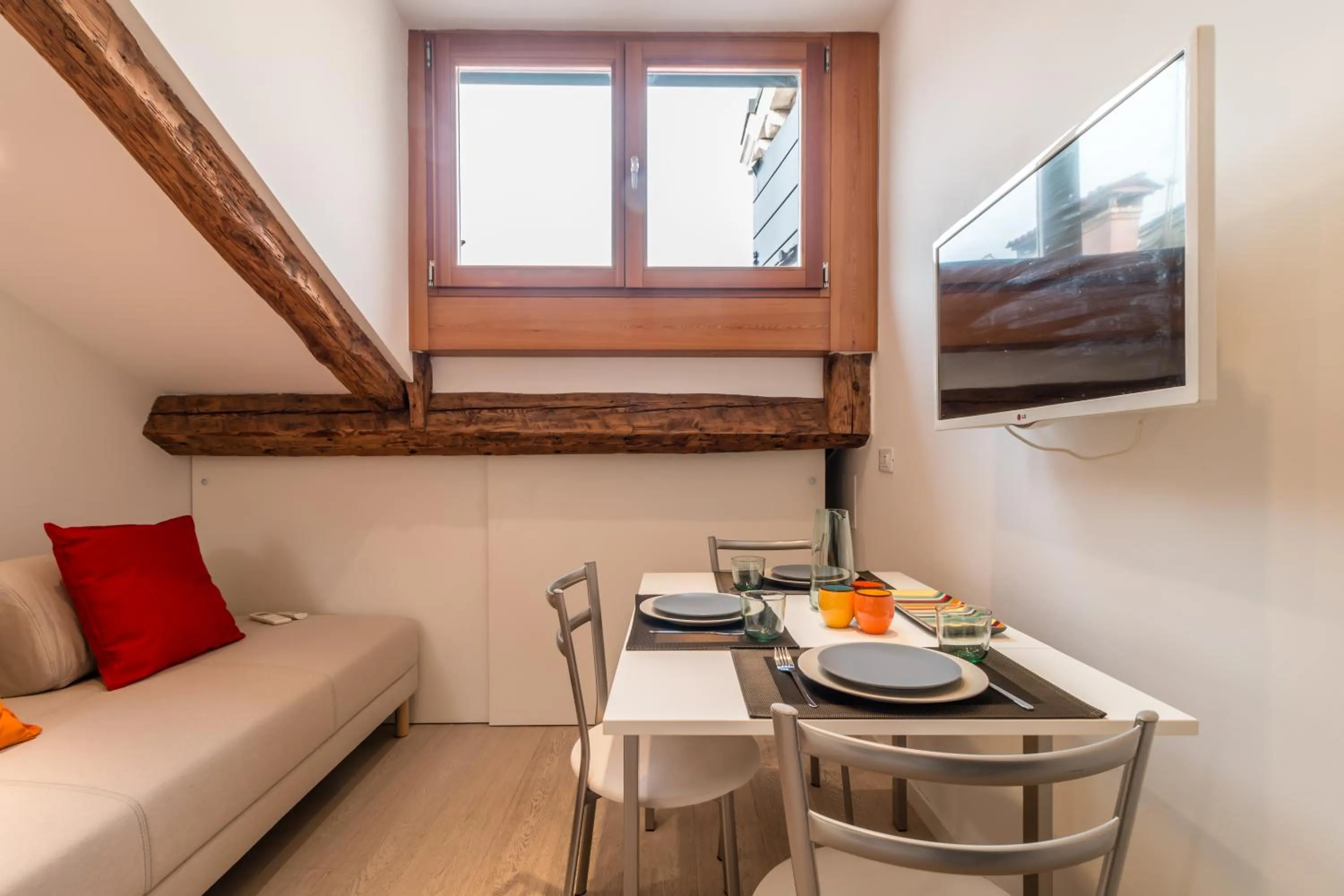 Dining area in Rialto Mini