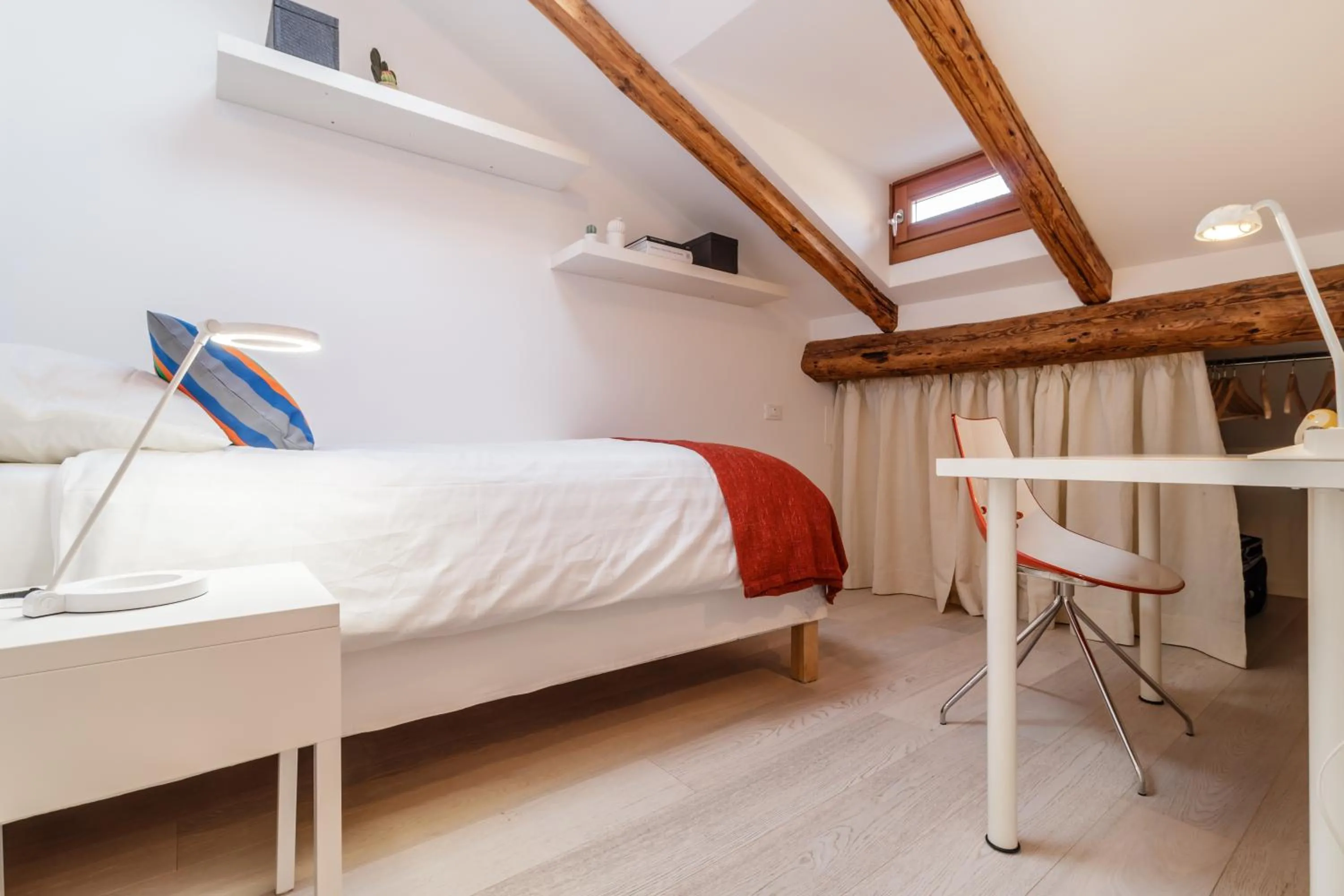 Bedroom, Bed in Rialto Mini