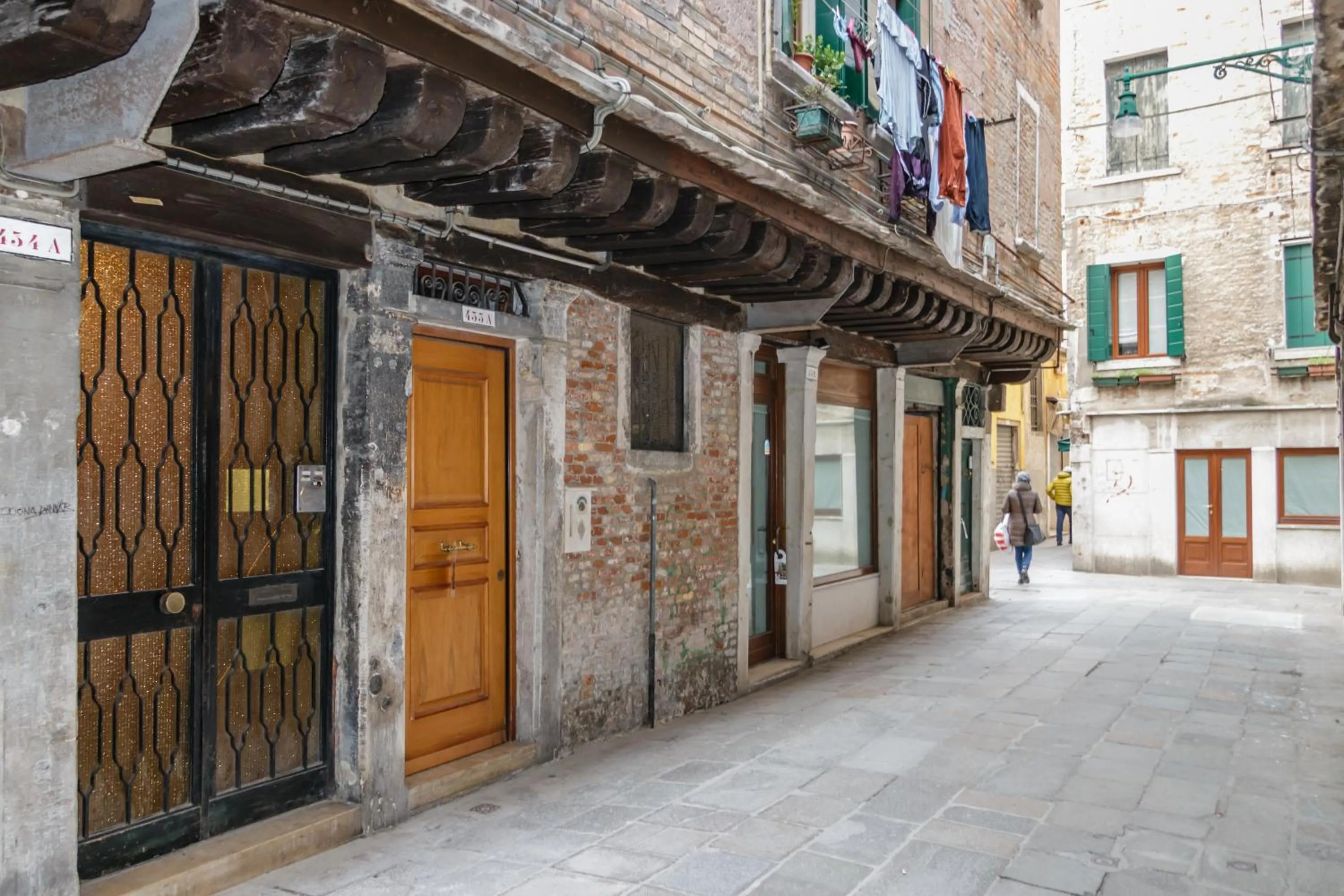 Facade/entrance in Rialto Mini
