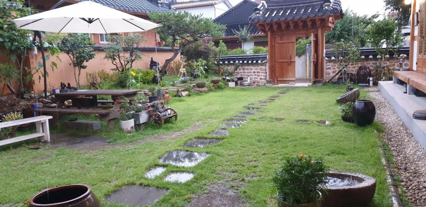 Garden in Hanok Hyeyum