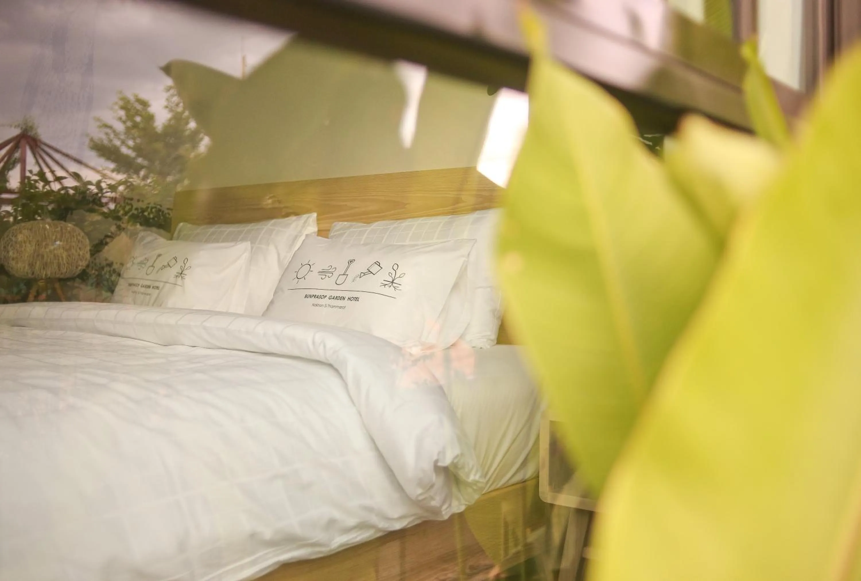 Bed in Bunprasop Garden Hotel