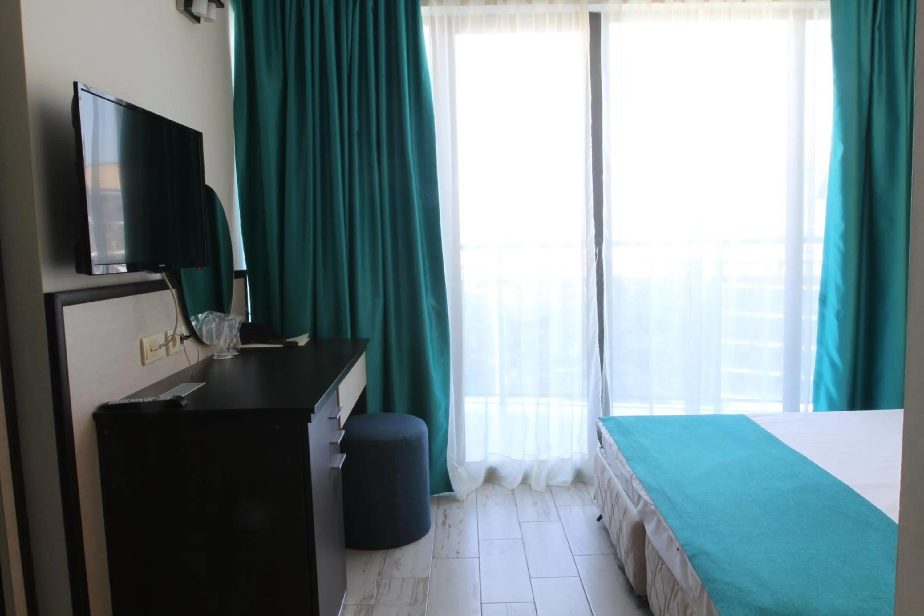 Shower, Bed in Smartline Meridian Hotel