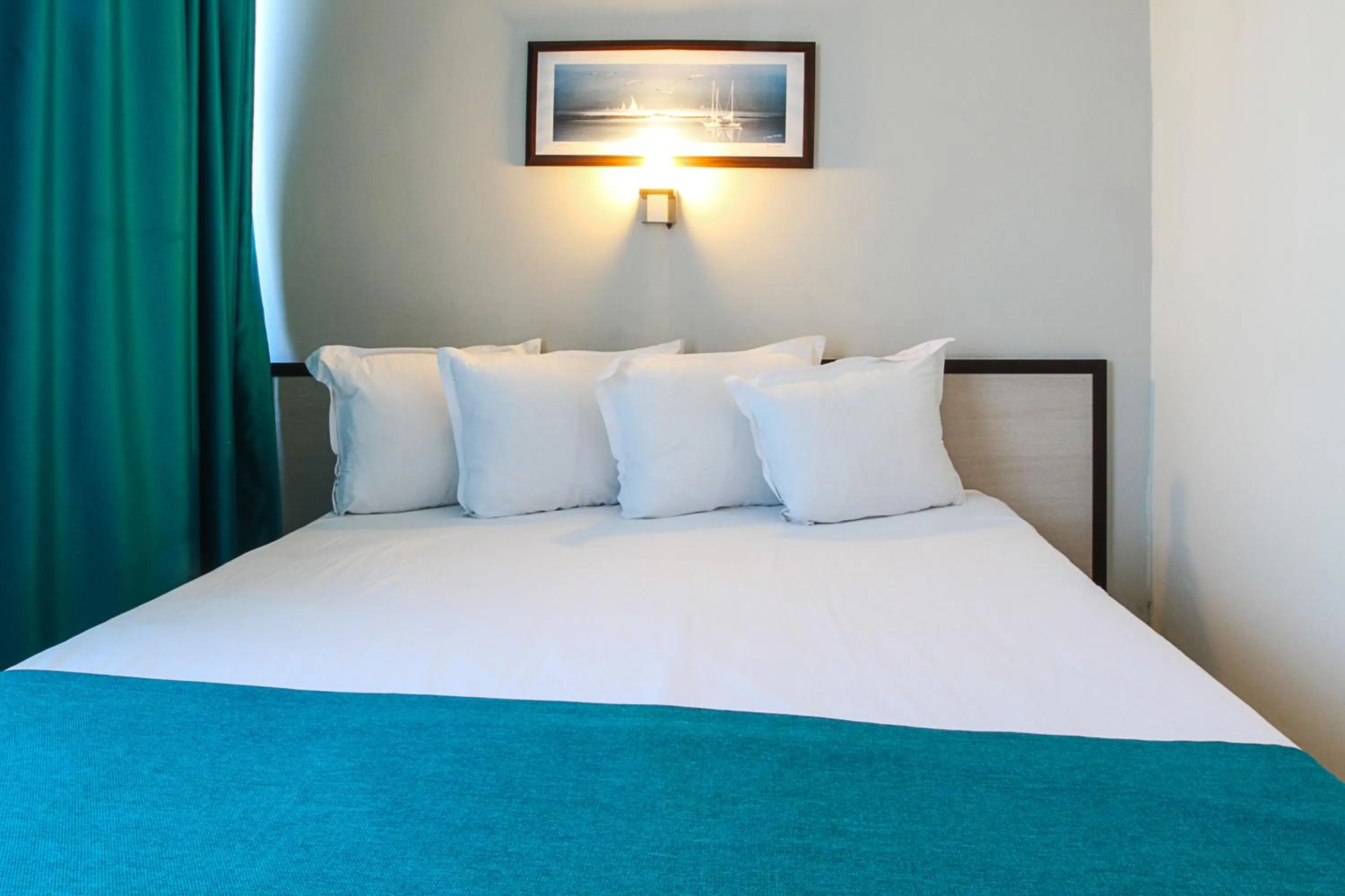 Shower, Bed in Smartline Meridian Hotel