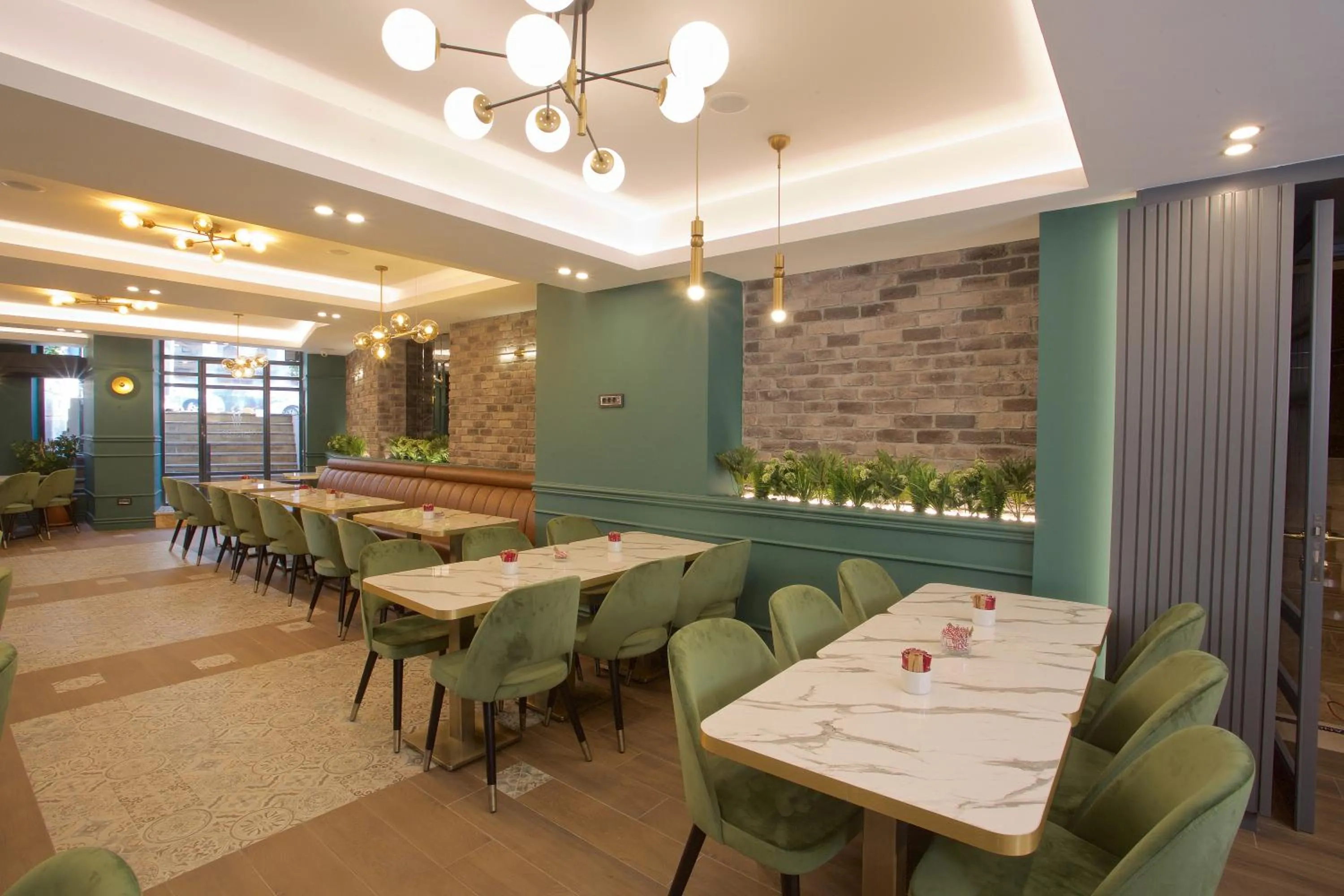 Restaurant/places to eat in Amethyst Hotel