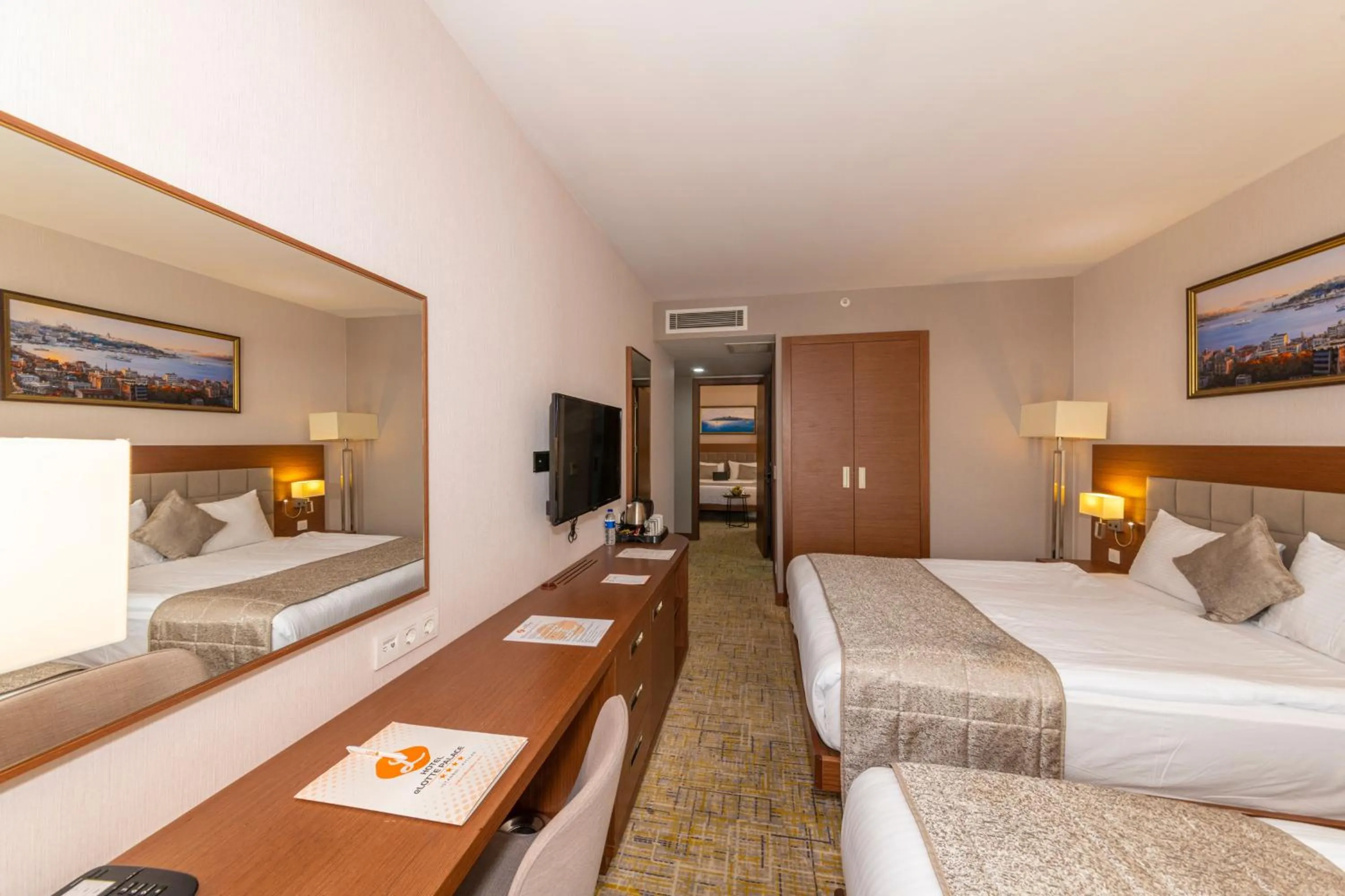 Bed in Land Park Hotel