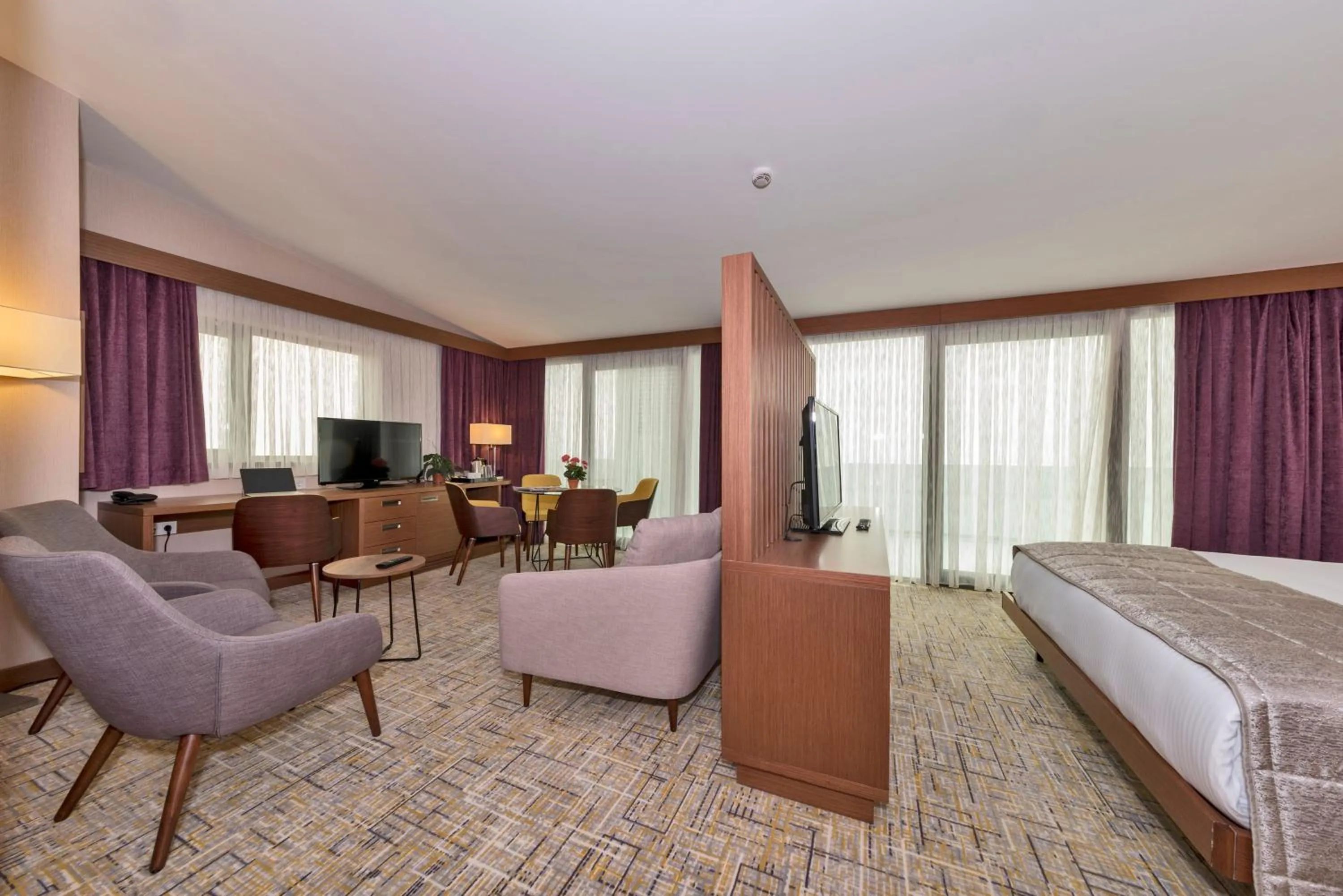 Bed in Land Park Hotel