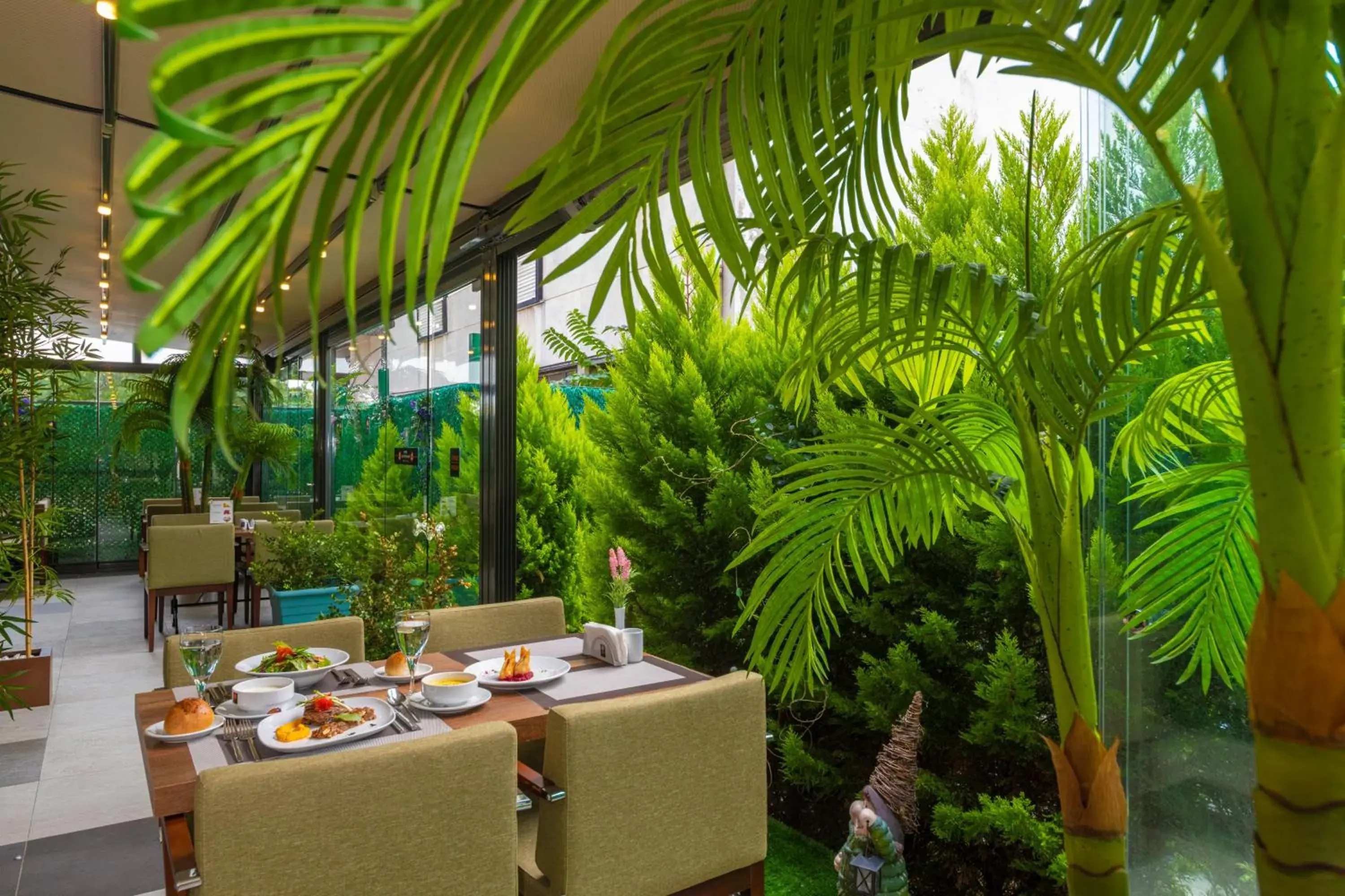 Restaurant/places to eat in Land Park Hotel Restaurant/places to eat in Land Park Hotel