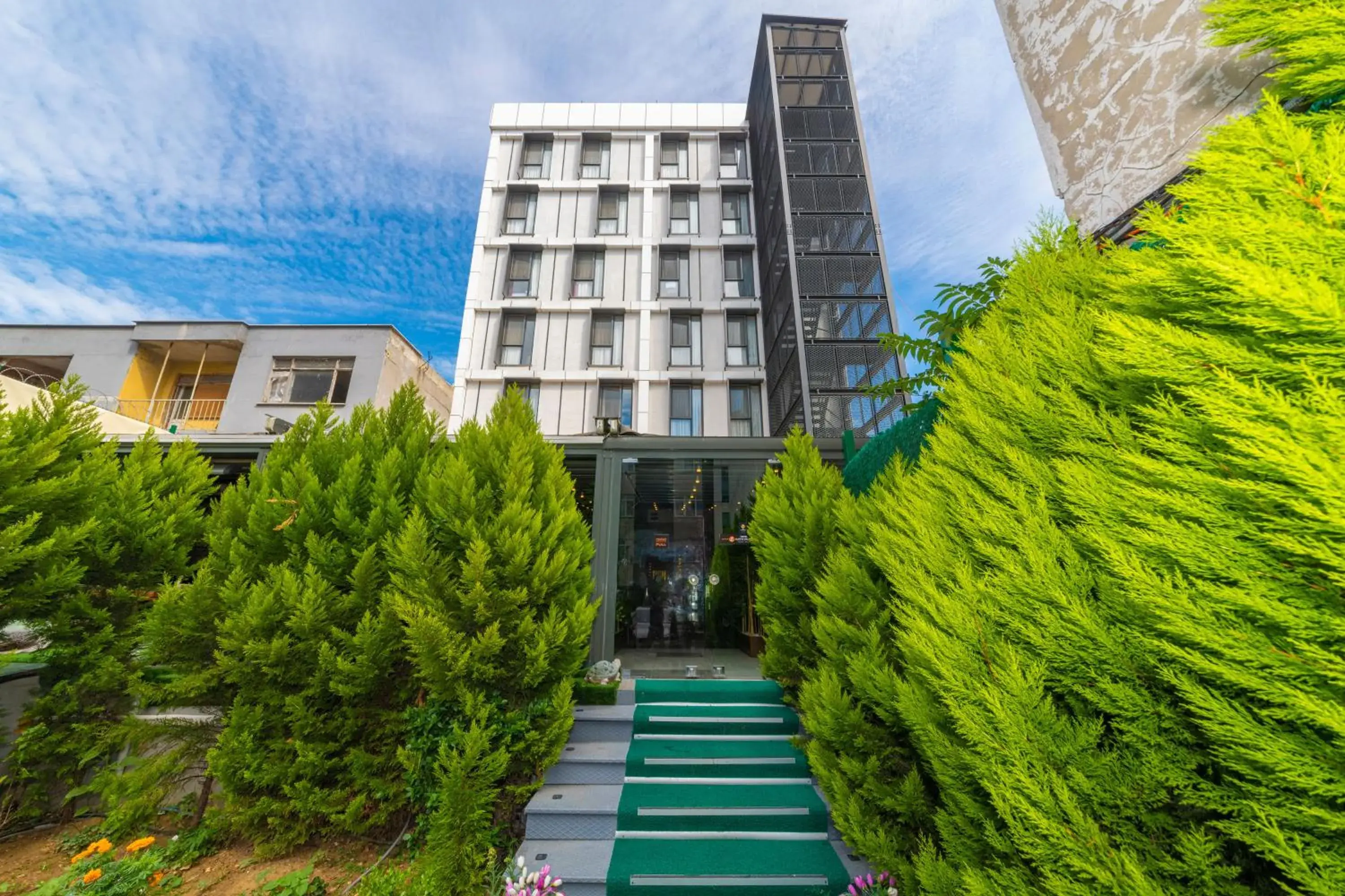 Property building in Land Park Hotel Property building in Land Park Hotel