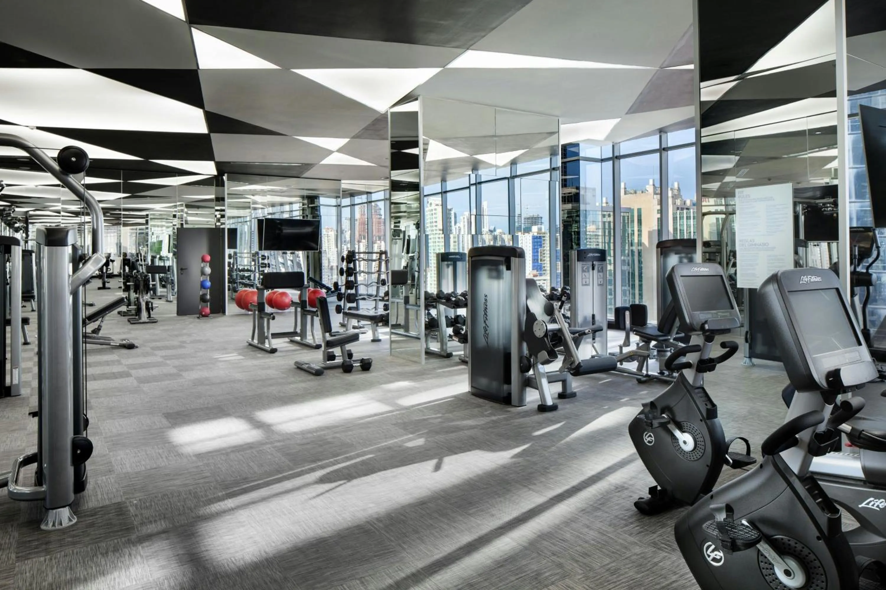Fitness centre/facilities in W Panama