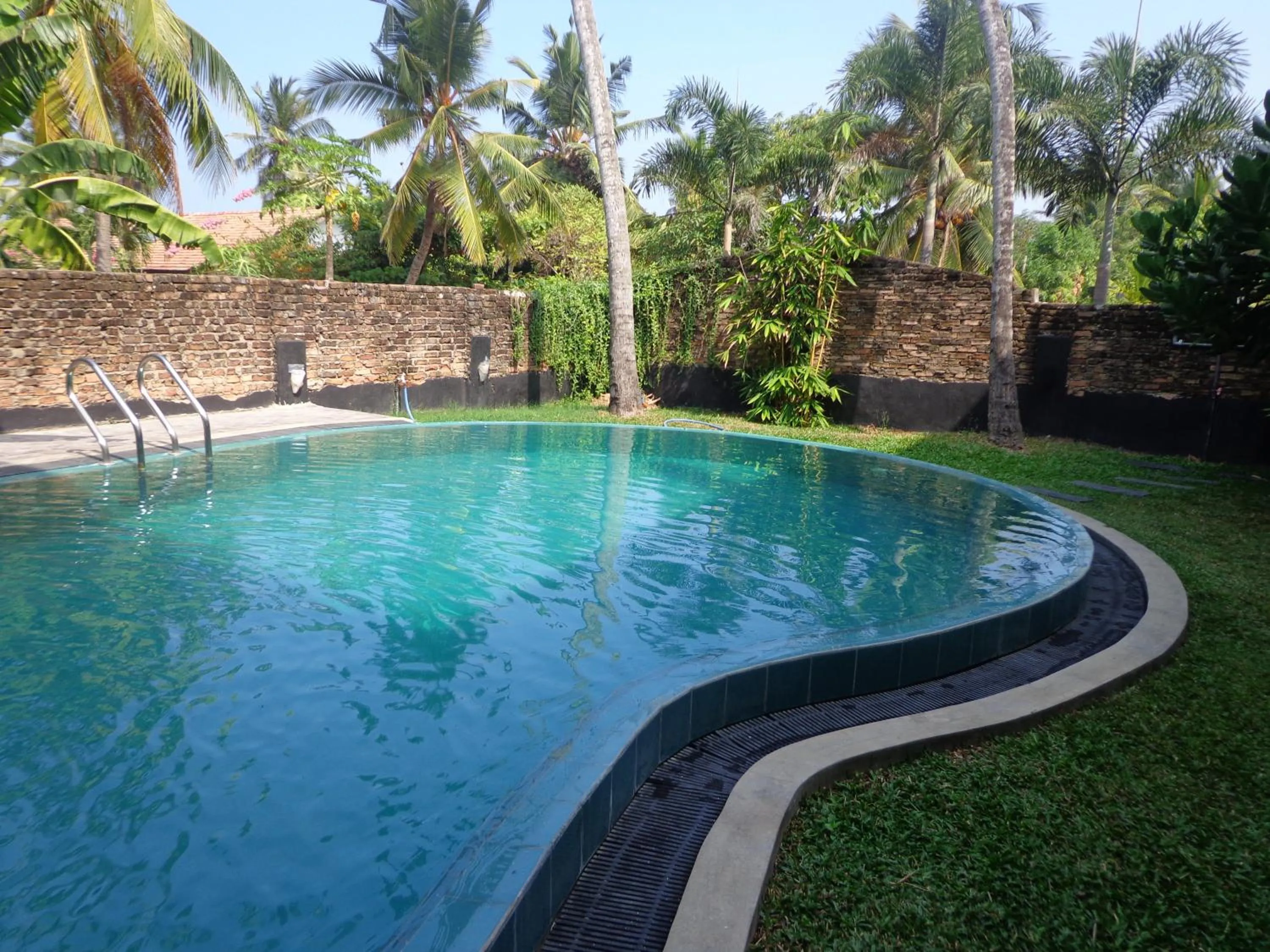 Swimming pool in Hotel Star White - Negombo