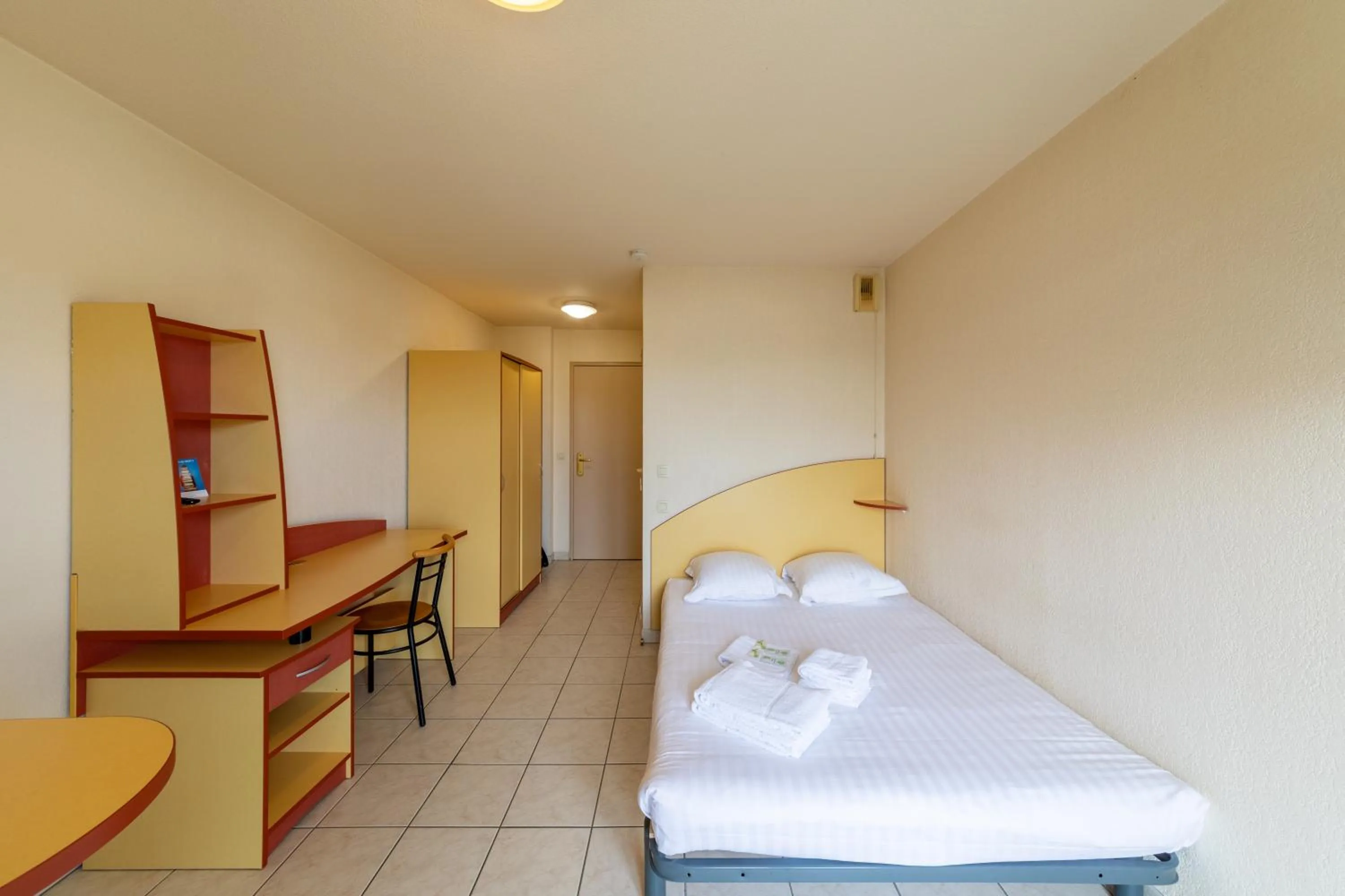 Bedroom, Bed in Résidence Columba - Apparts meublés Agen Sud