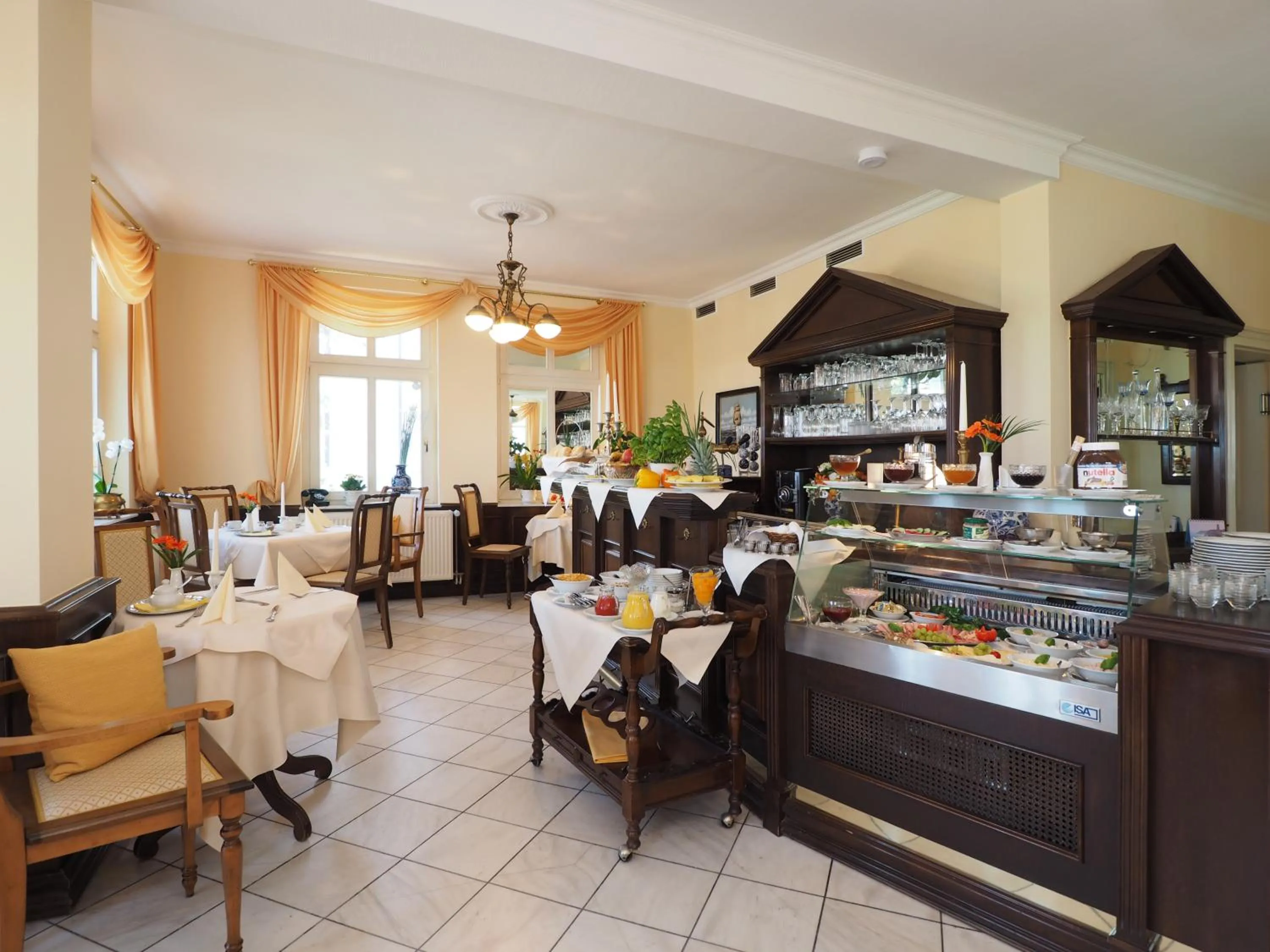 Breakfast in Villa Desny