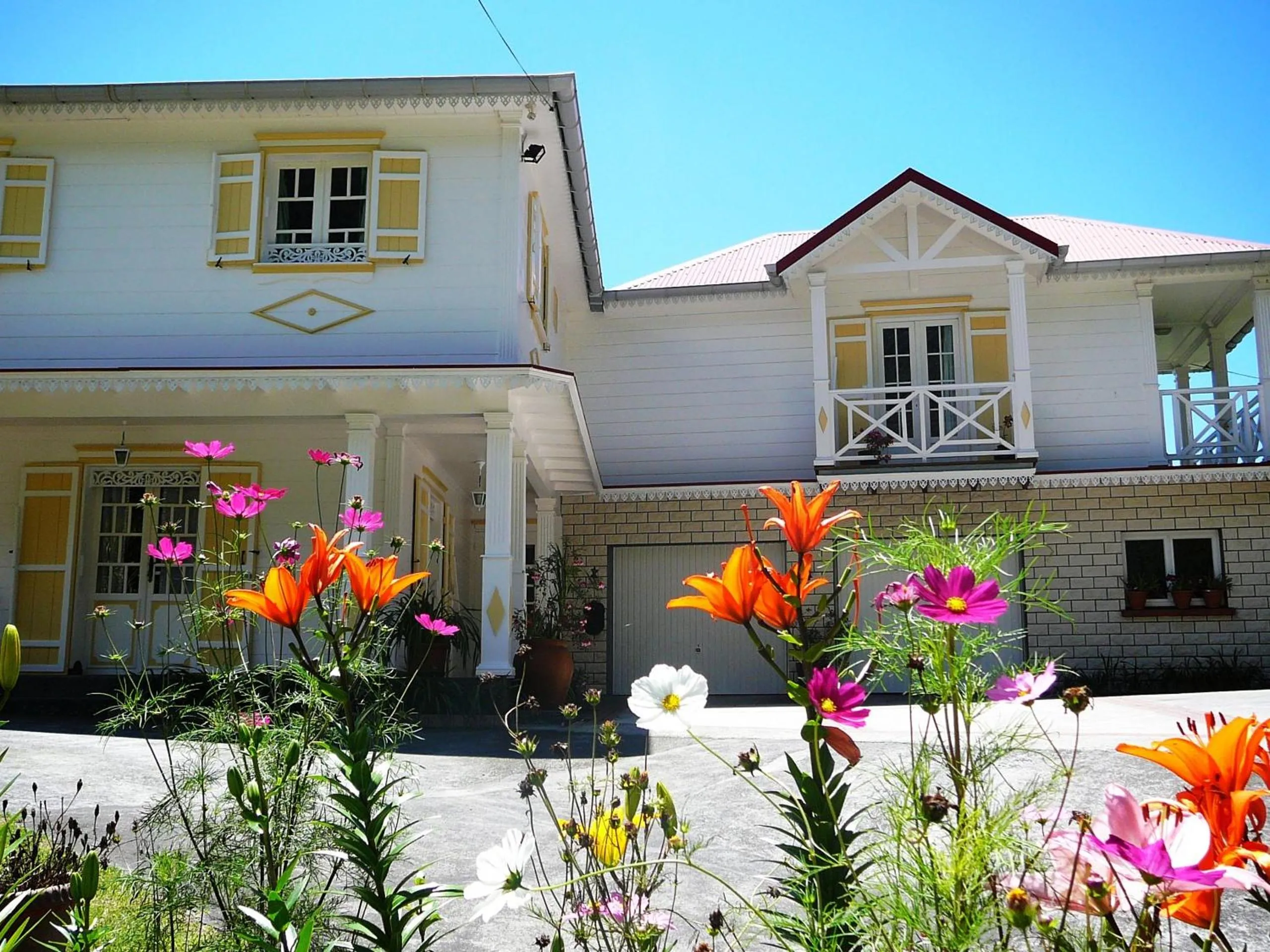 Facade/entrance in Le Cimendef