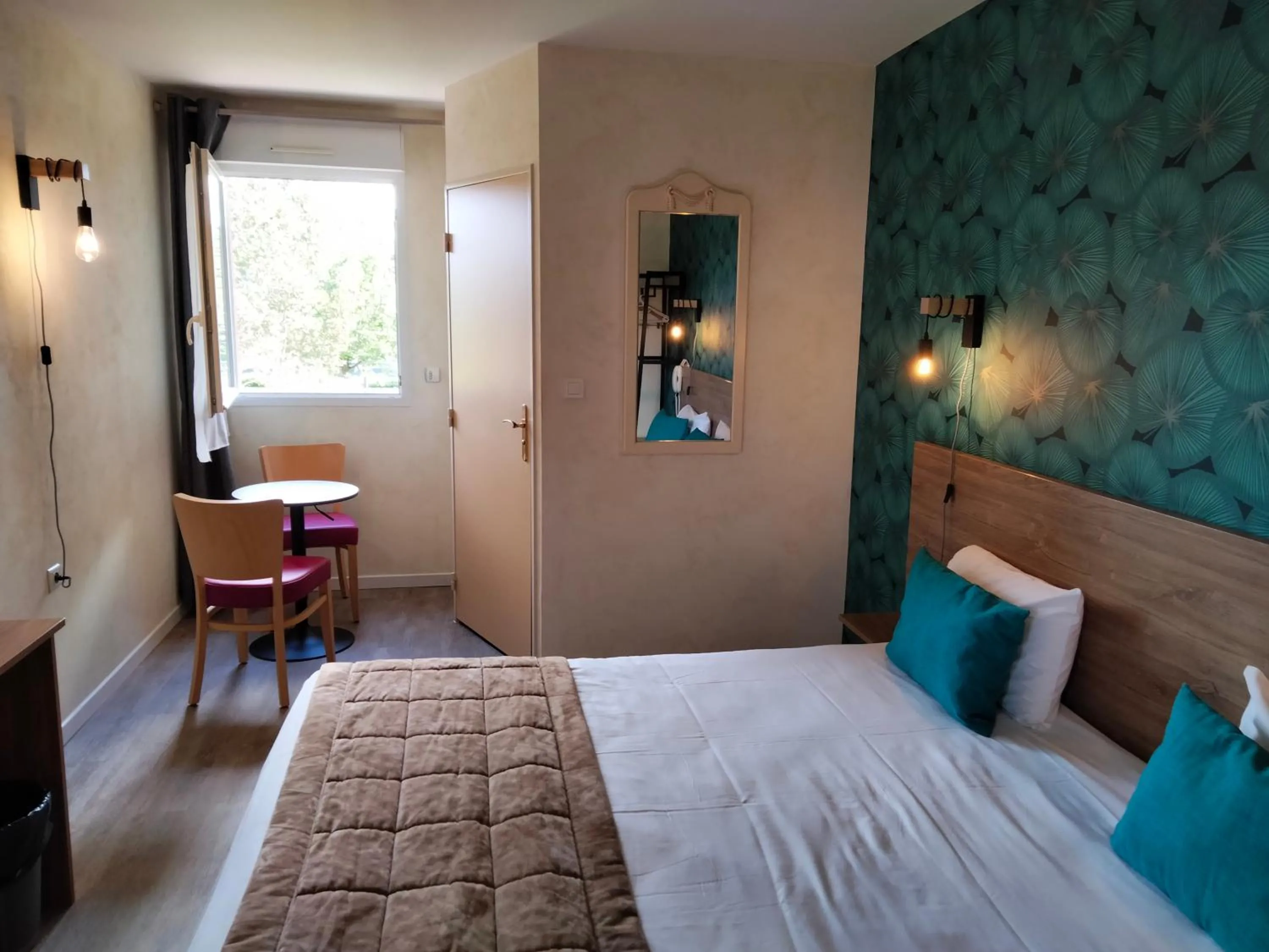 Double Room with Shower - single occupancy in Hotel Au Sans Souci