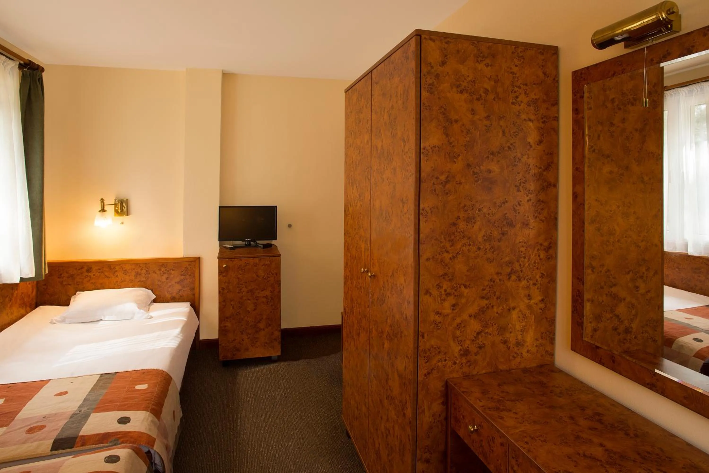 Bed in Victoria Hotel Borovets - Free Parking