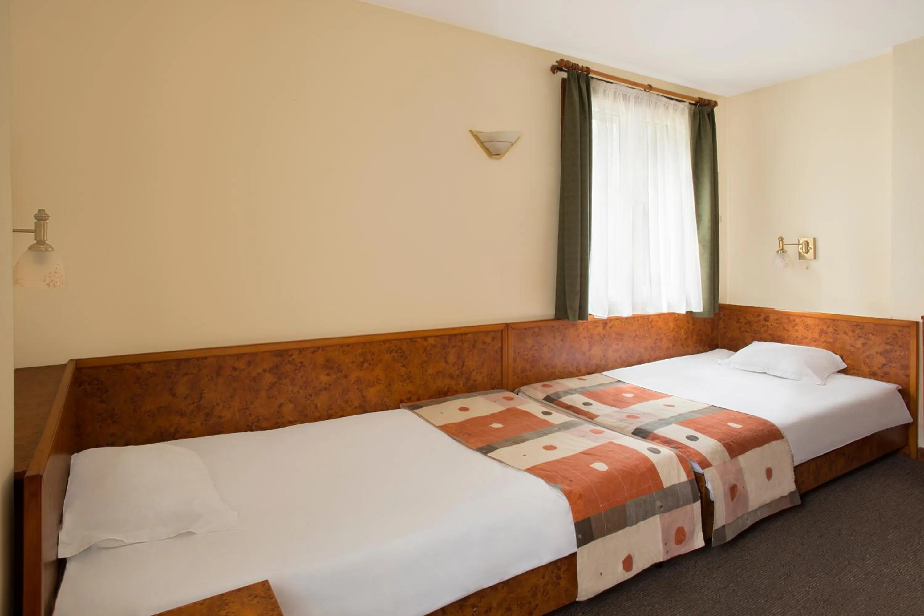 Bed in Victoria Hotel Borovets - Free Parking