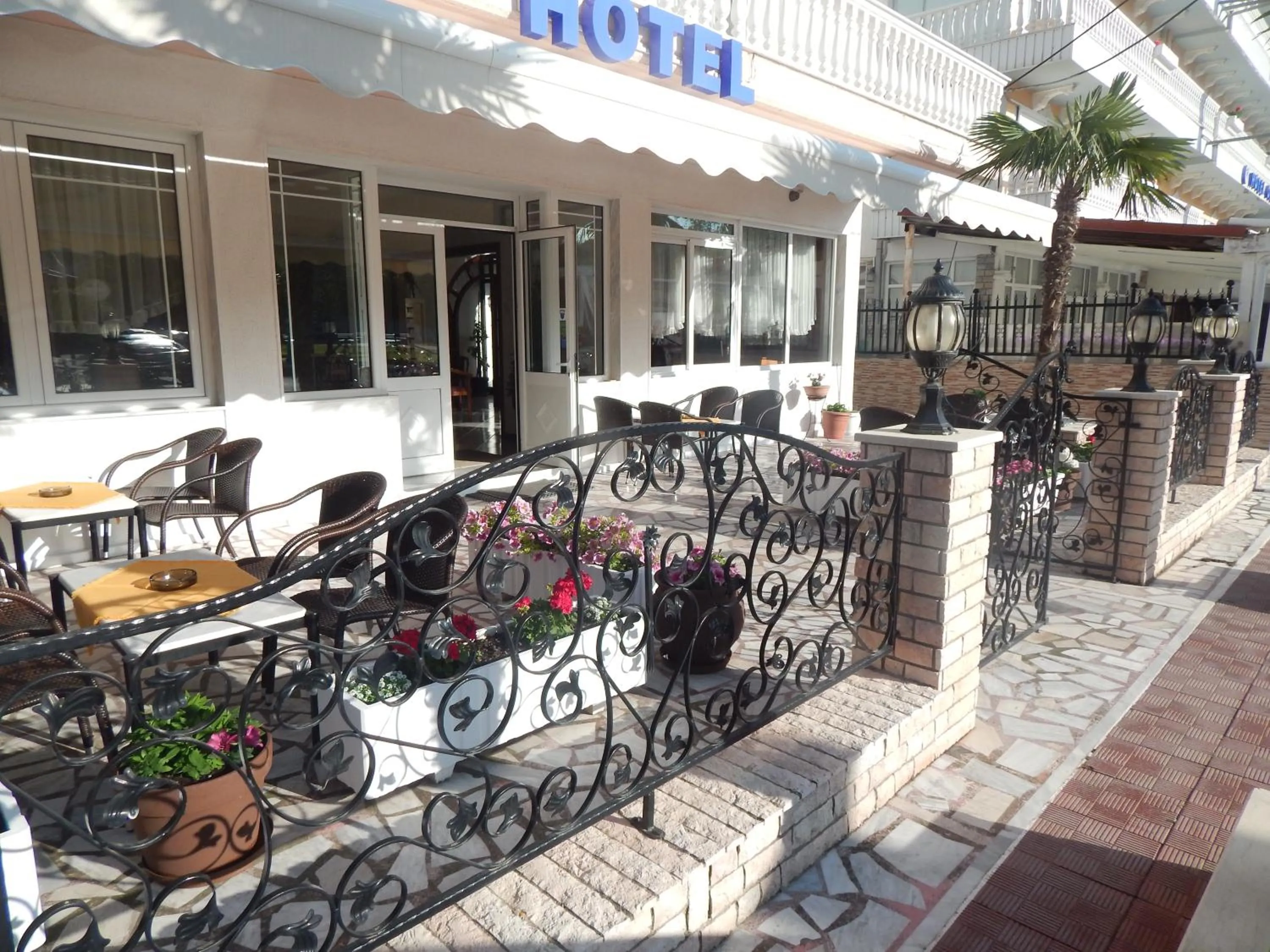 Facade/entrance in Gold Stern