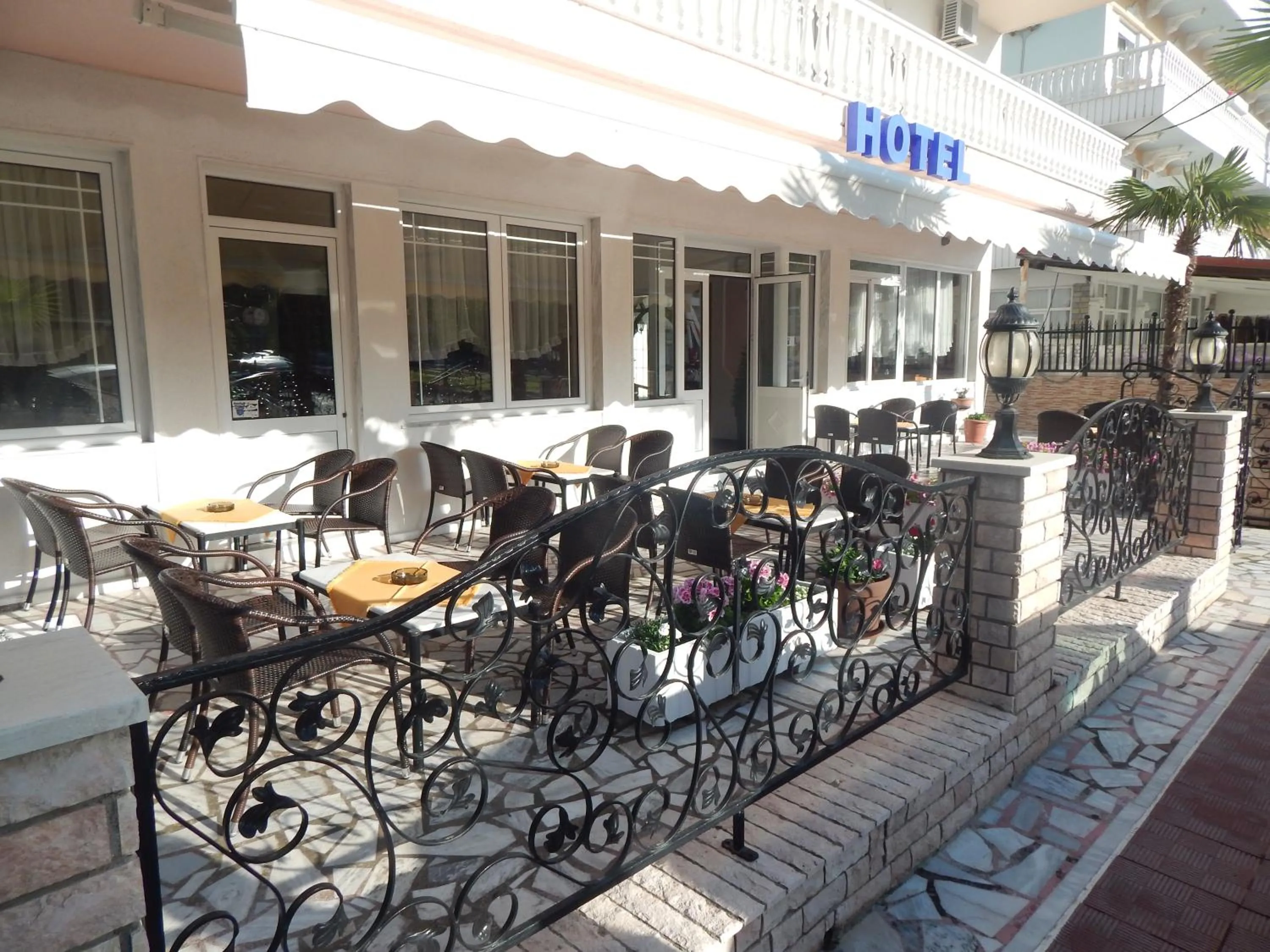 Facade/entrance in Gold Stern