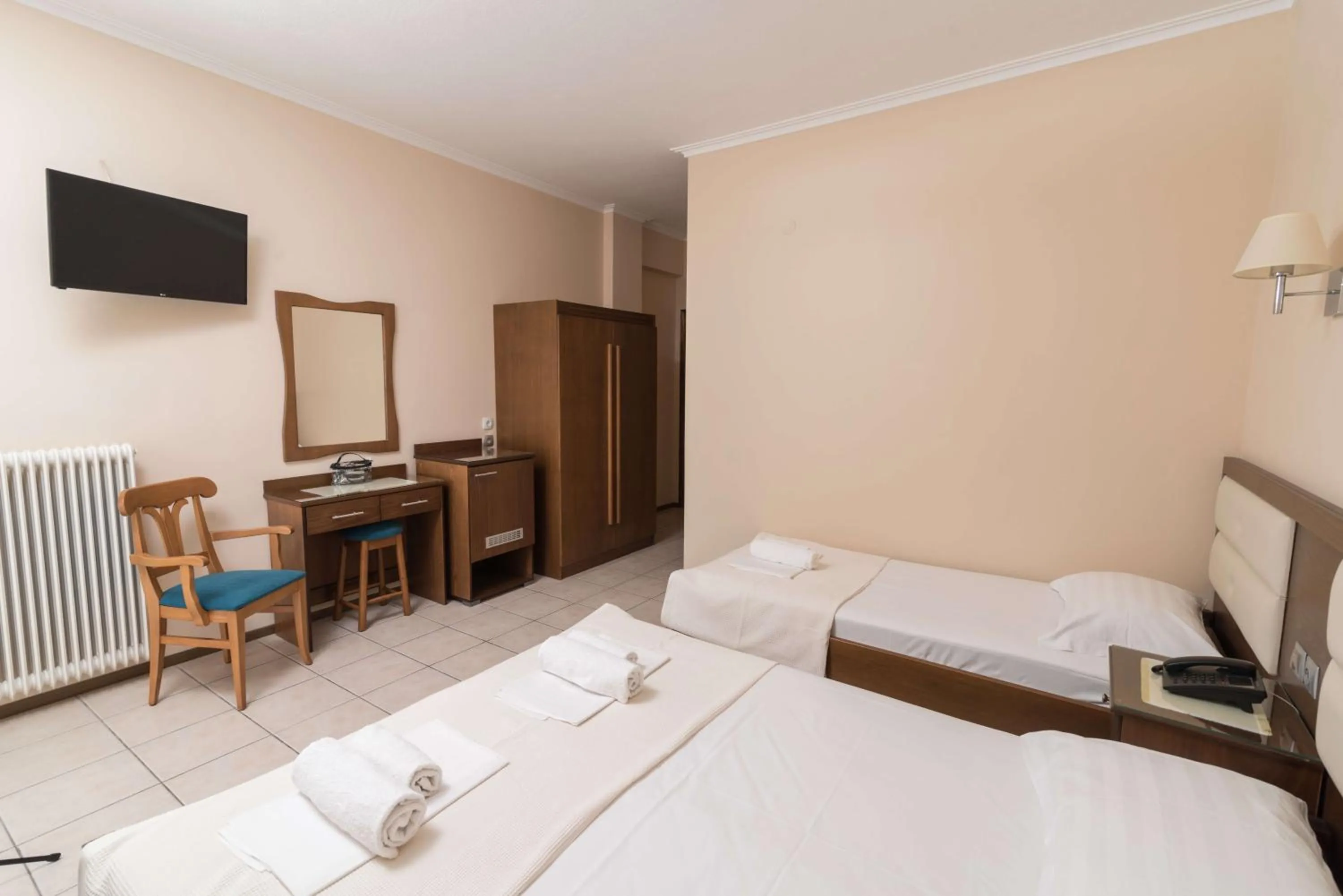 Photo of the whole room, Bed in Gold Stern