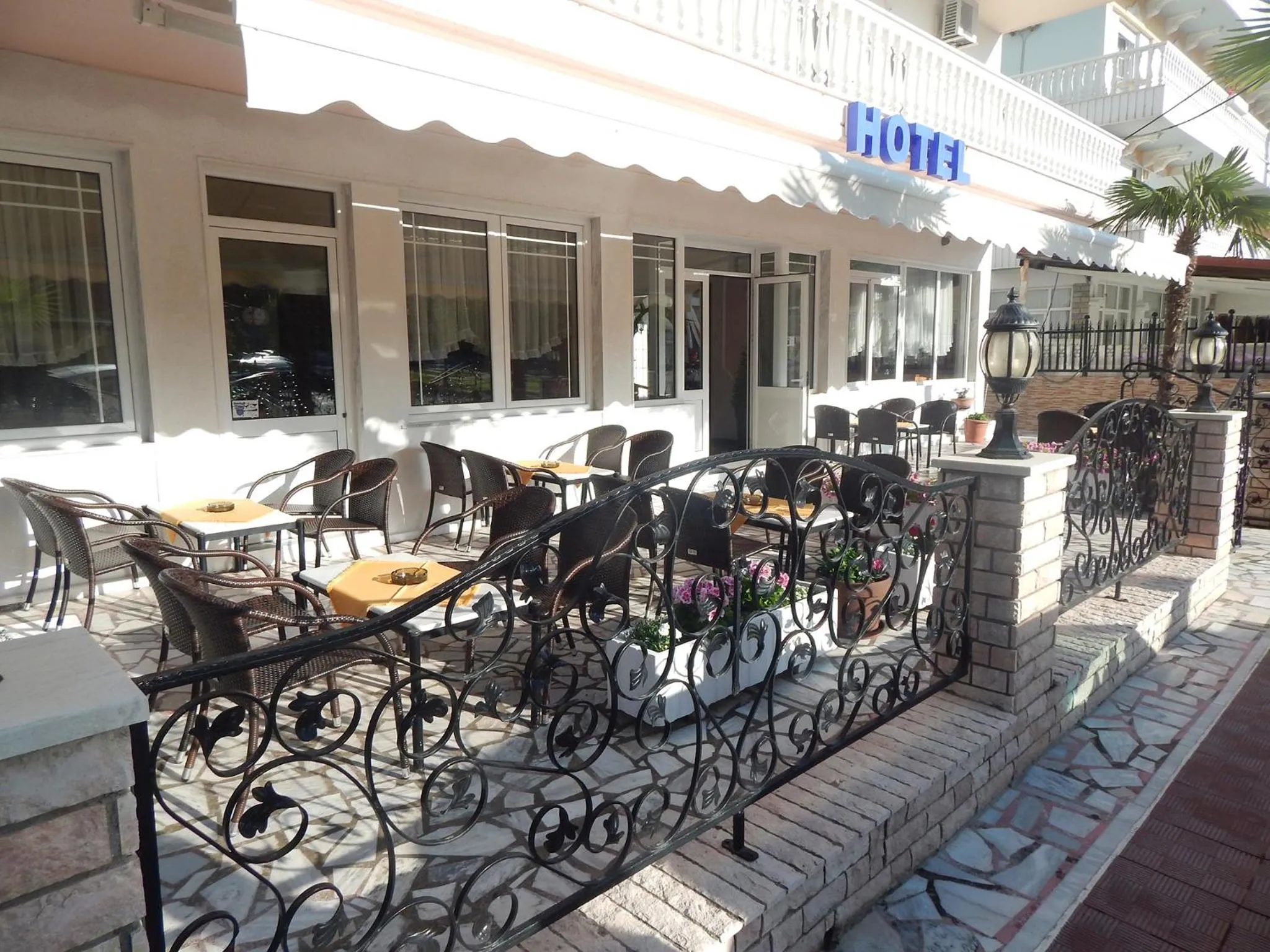 Garden in Gold Stern