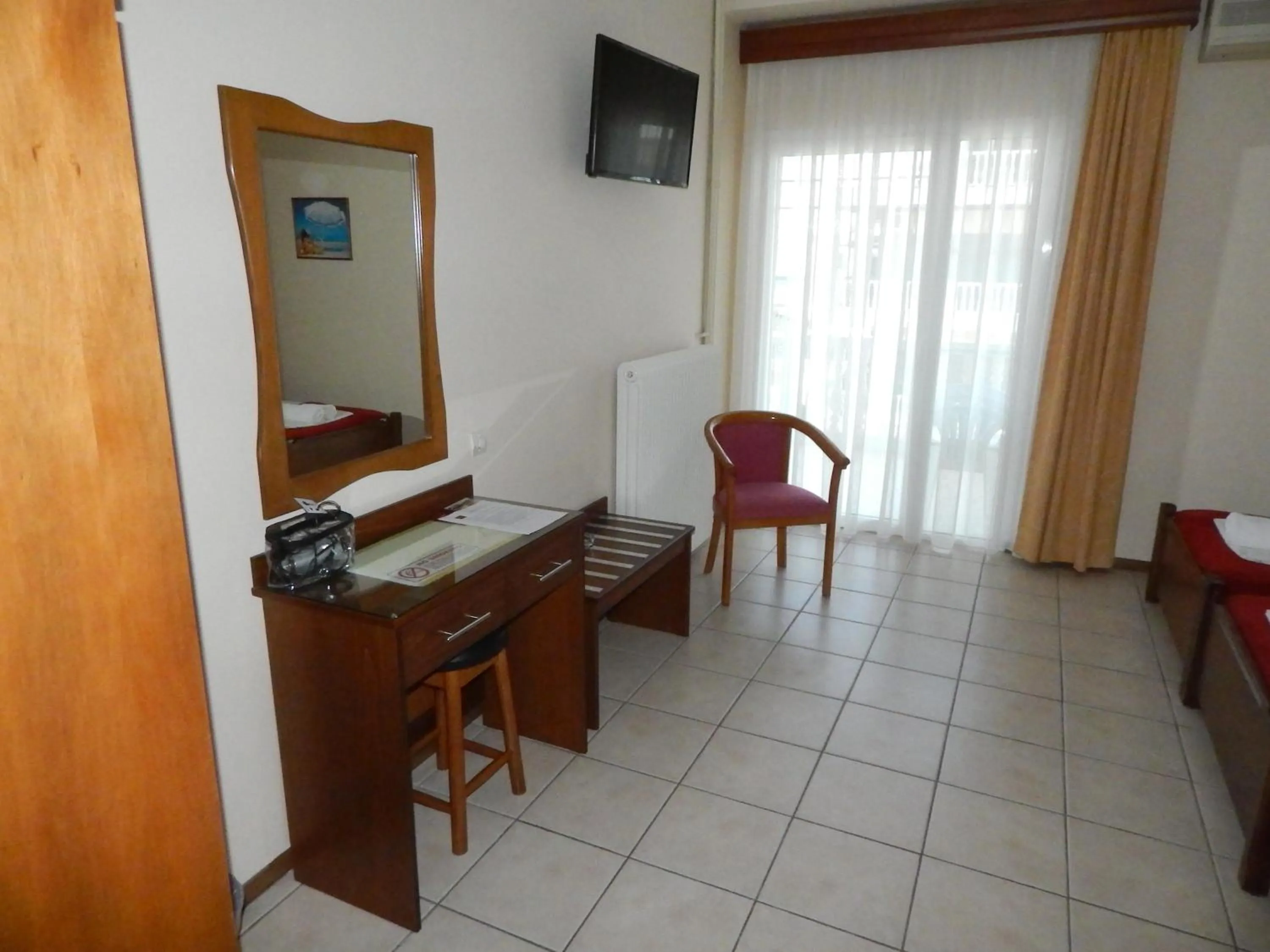 Photo of the whole room in Gold Stern