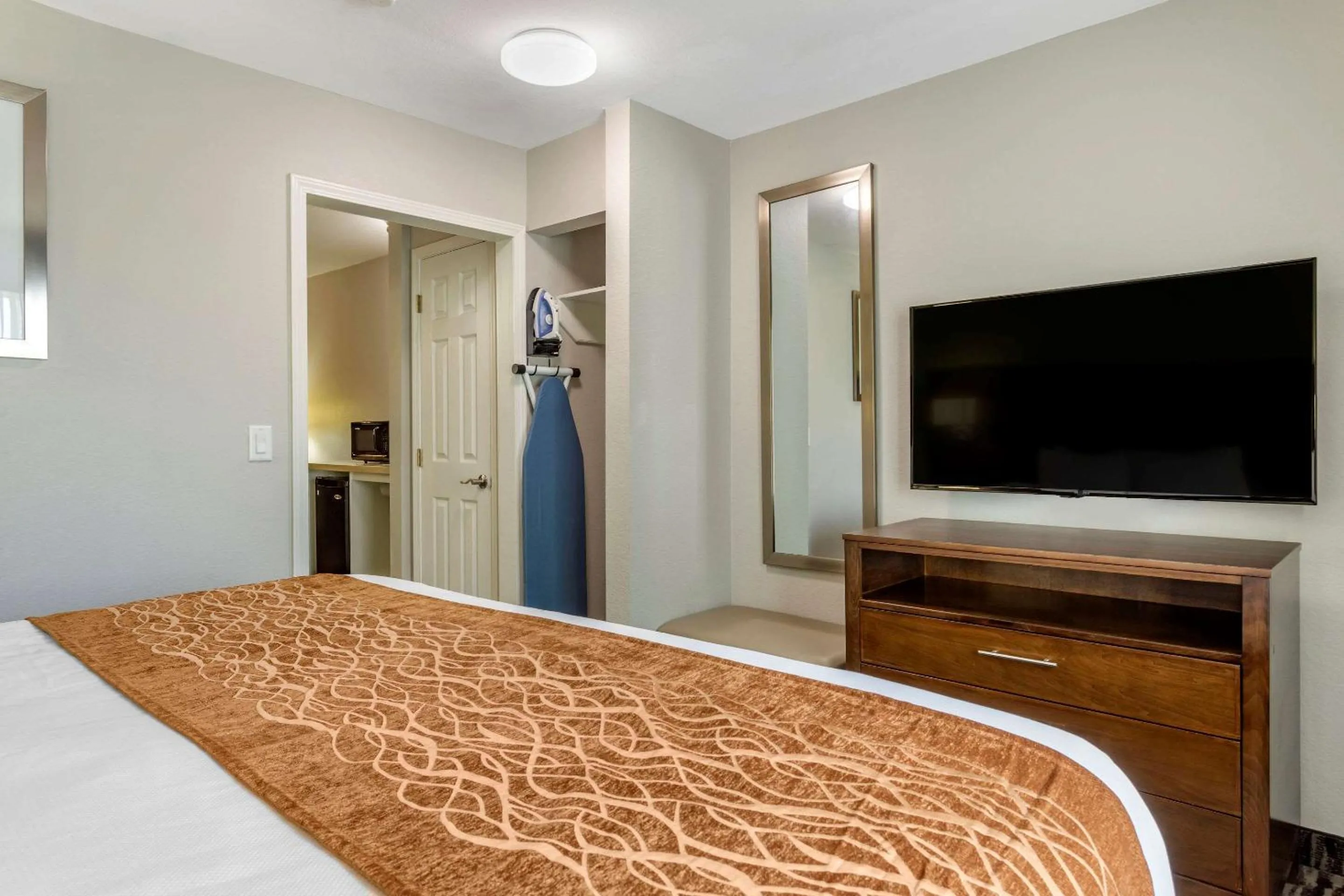 Photo of the whole room, Bed in Comfort Inn & Suites North Little Rock JFK Blvd