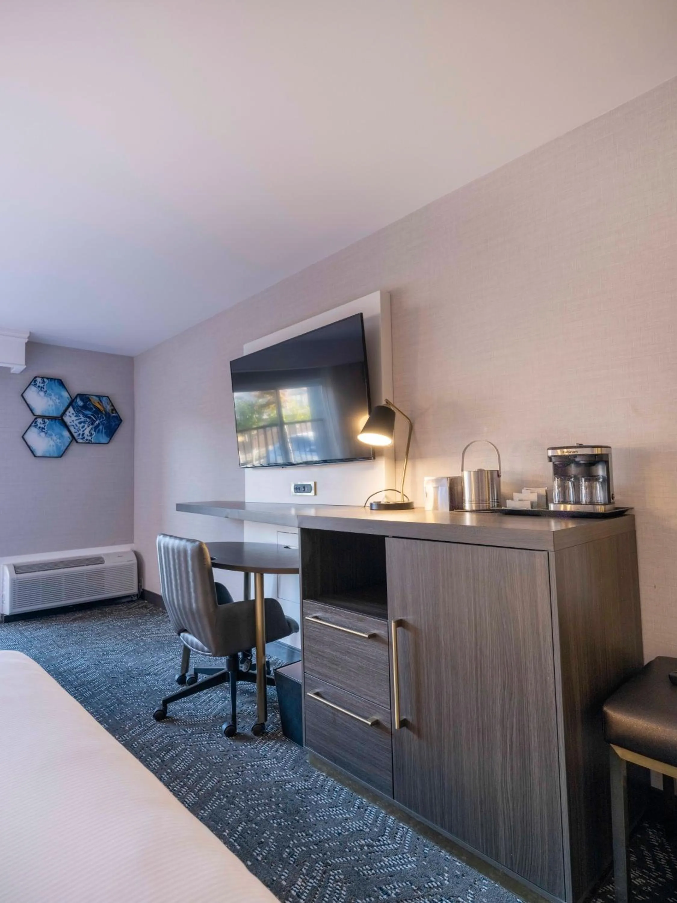 TV and multimedia in DoubleTree by Hilton Livermore, CA