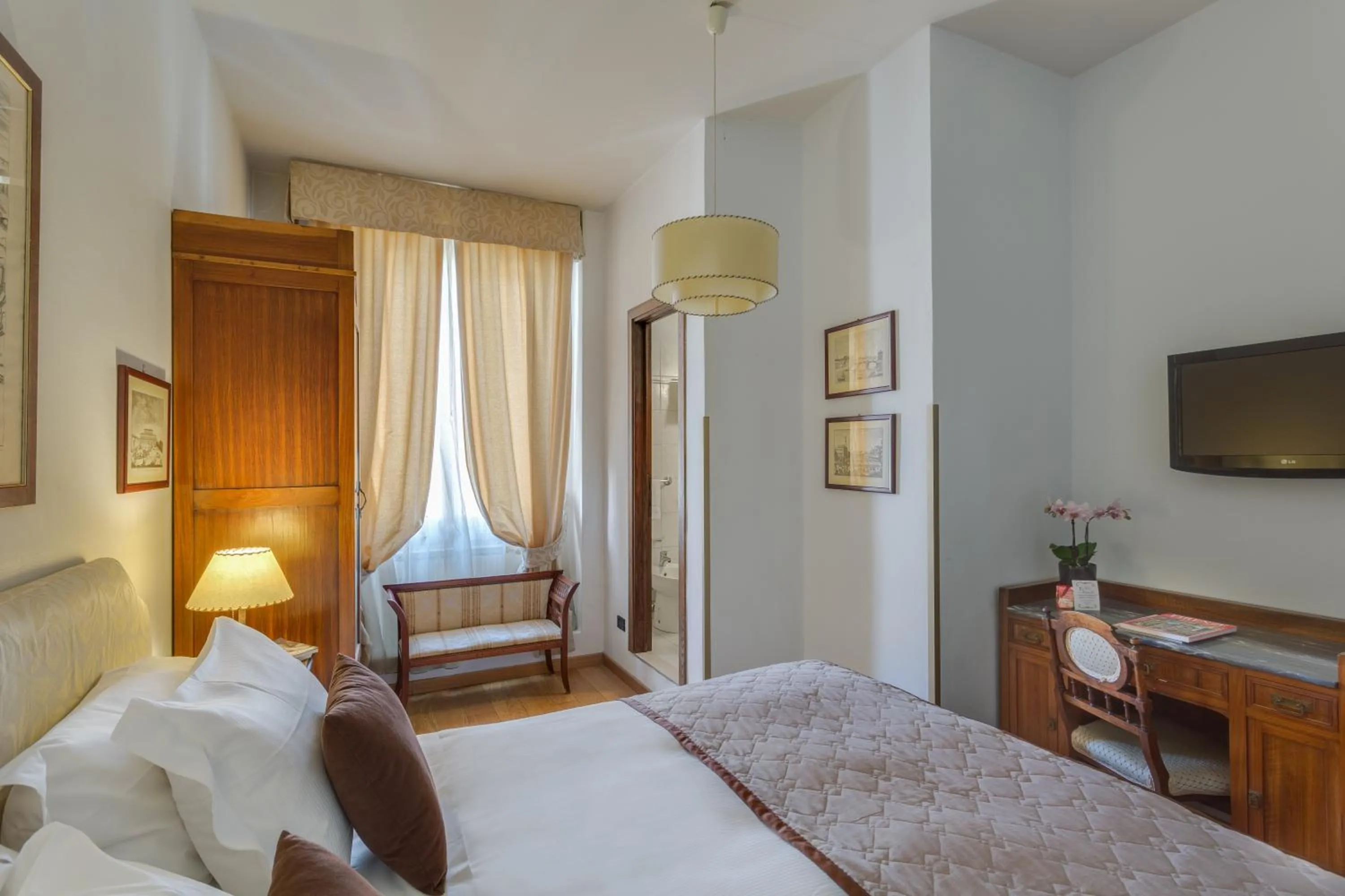 Photo of the whole room, Bed in Locanda Dei Guelfi