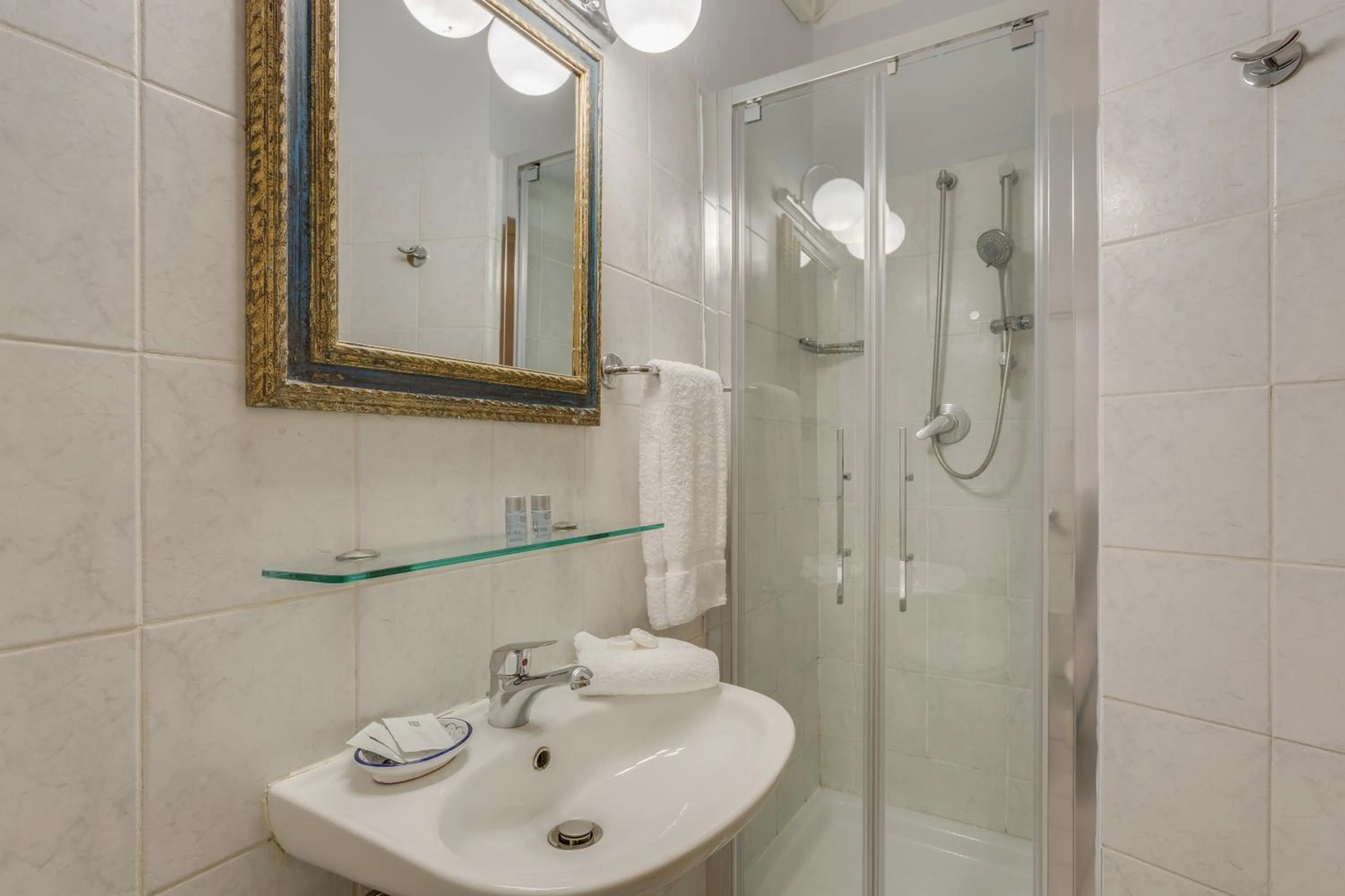 Bathroom in Locanda Dei Guelfi