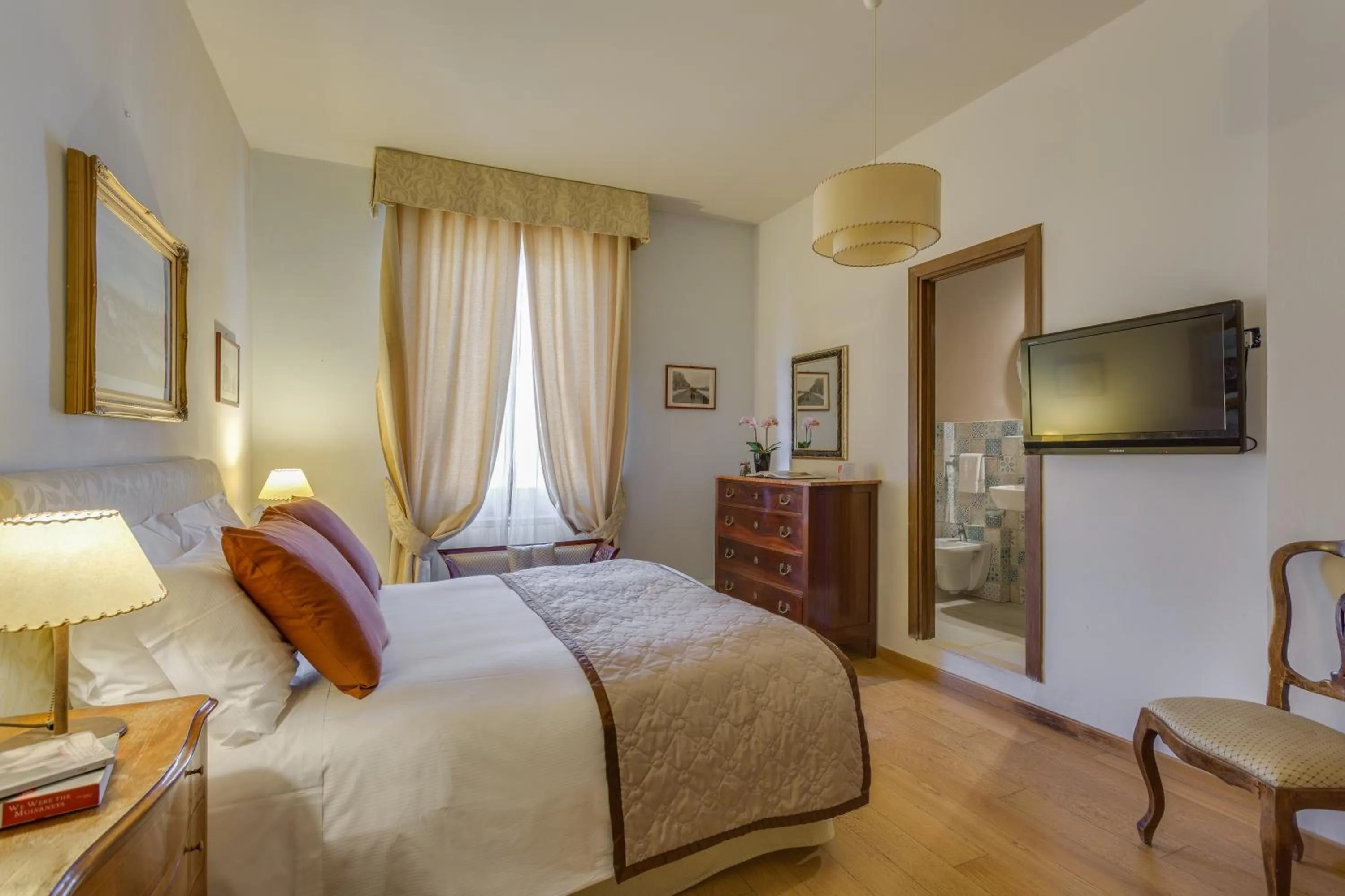 Photo of the whole room, Bed in Locanda Dei Guelfi