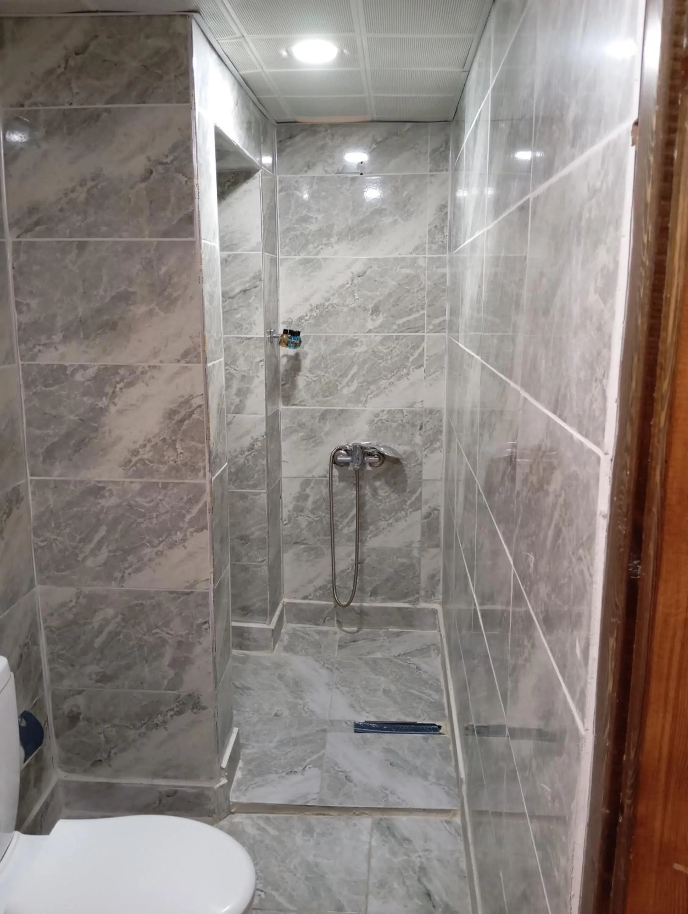 Shower in Aslan Guest House