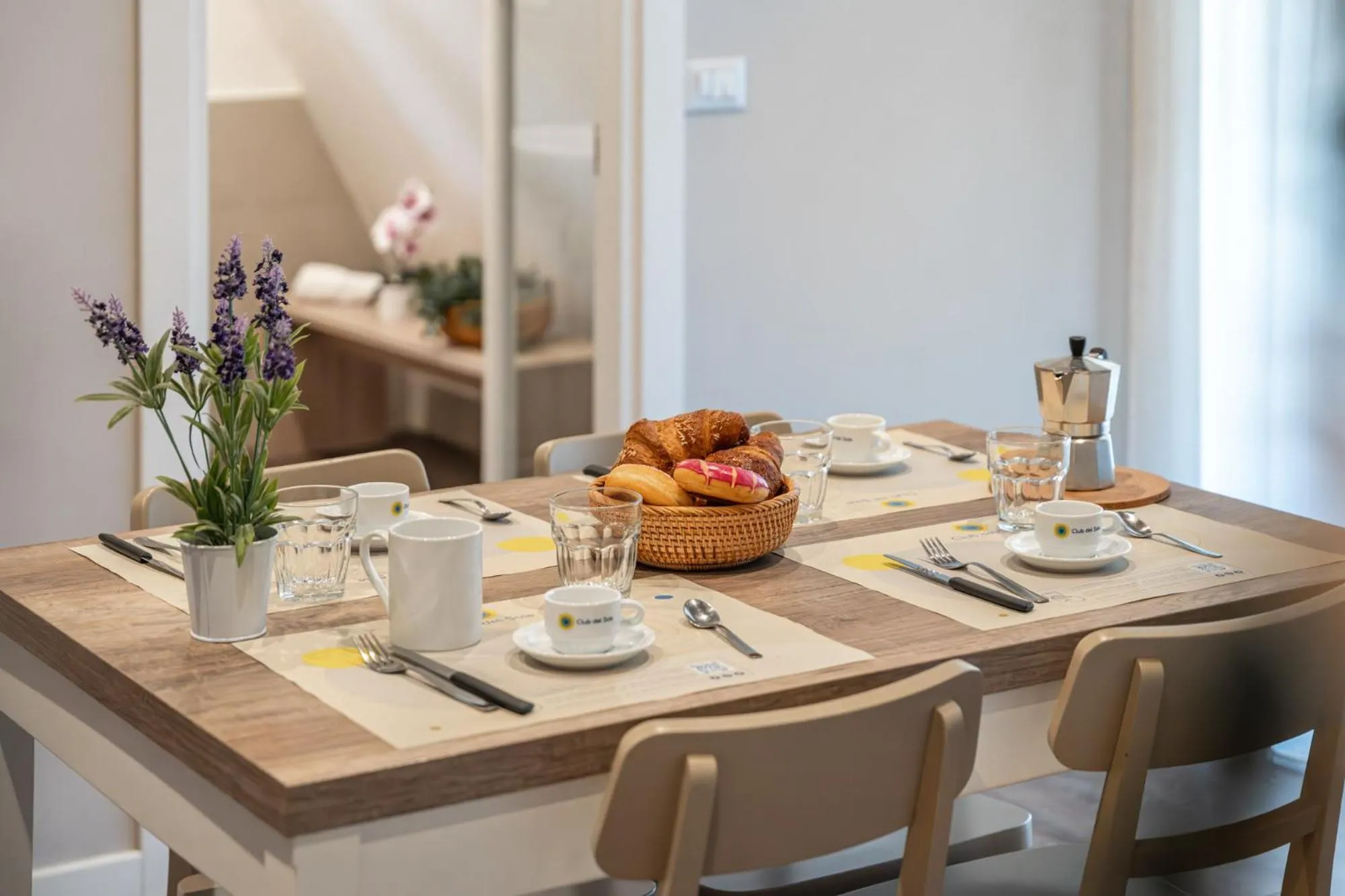 Food and drinks in Club del Sole Spina Family Collection