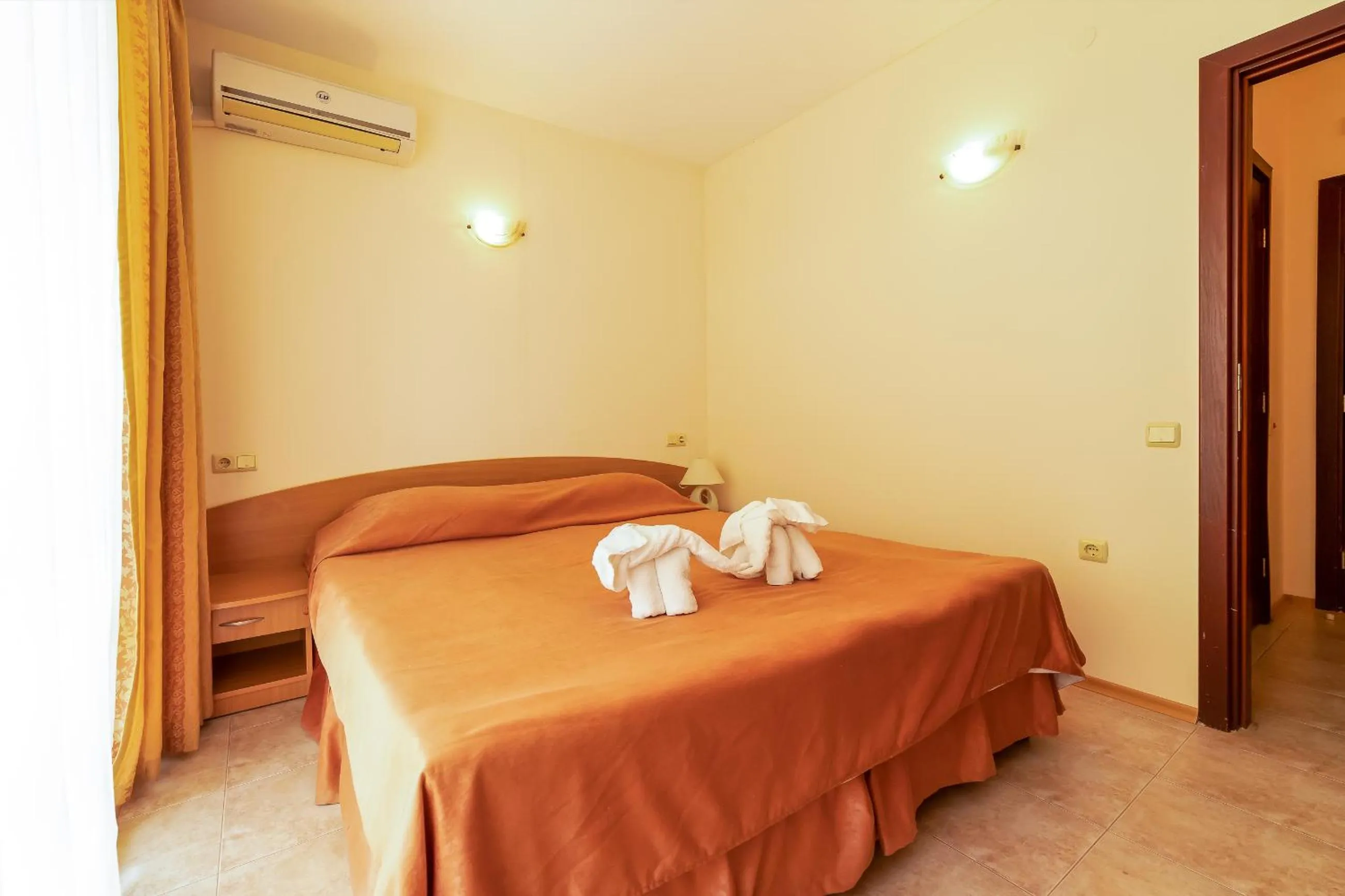 Swimming pool, Bed in Apartment Tourist Complex Rose Village