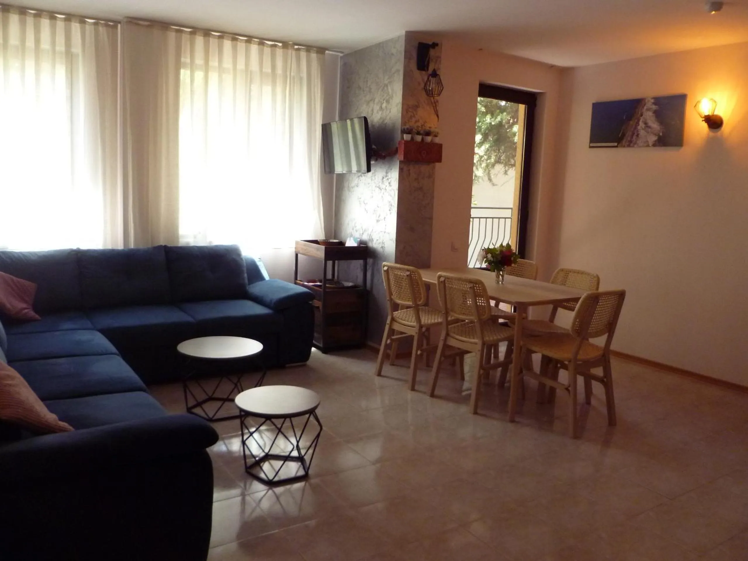 Communal lounge/ TV room in Apartment Tourist Complex Rose Village