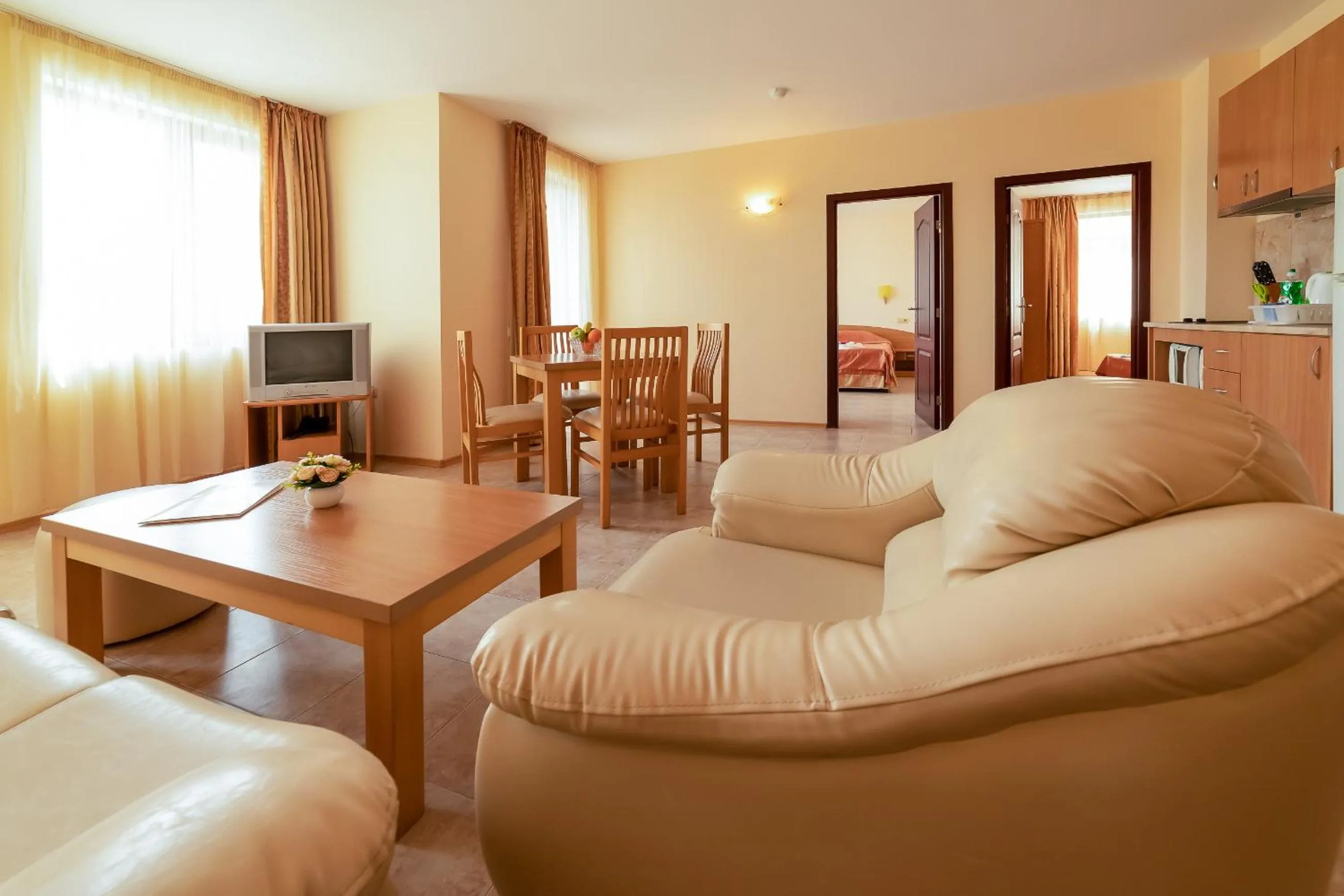 Communal lounge/ TV room in Apartment Tourist Complex Rose Village