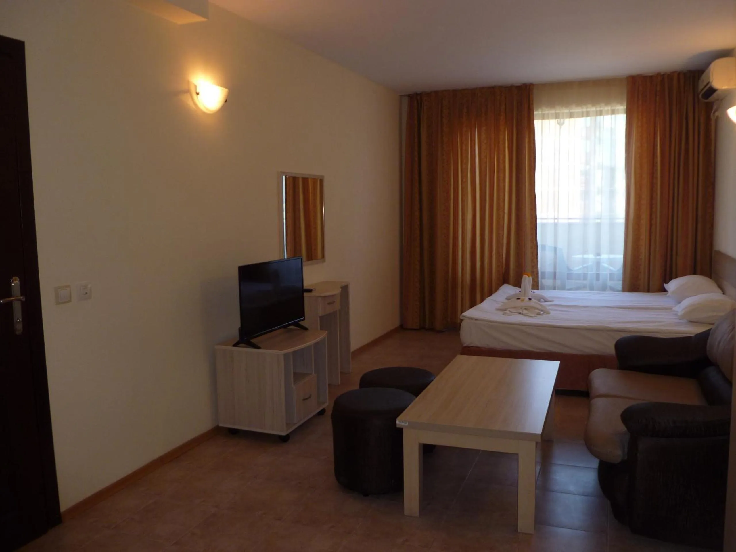 Communal lounge/ TV room, Bed in Apartment Tourist Complex Rose Village