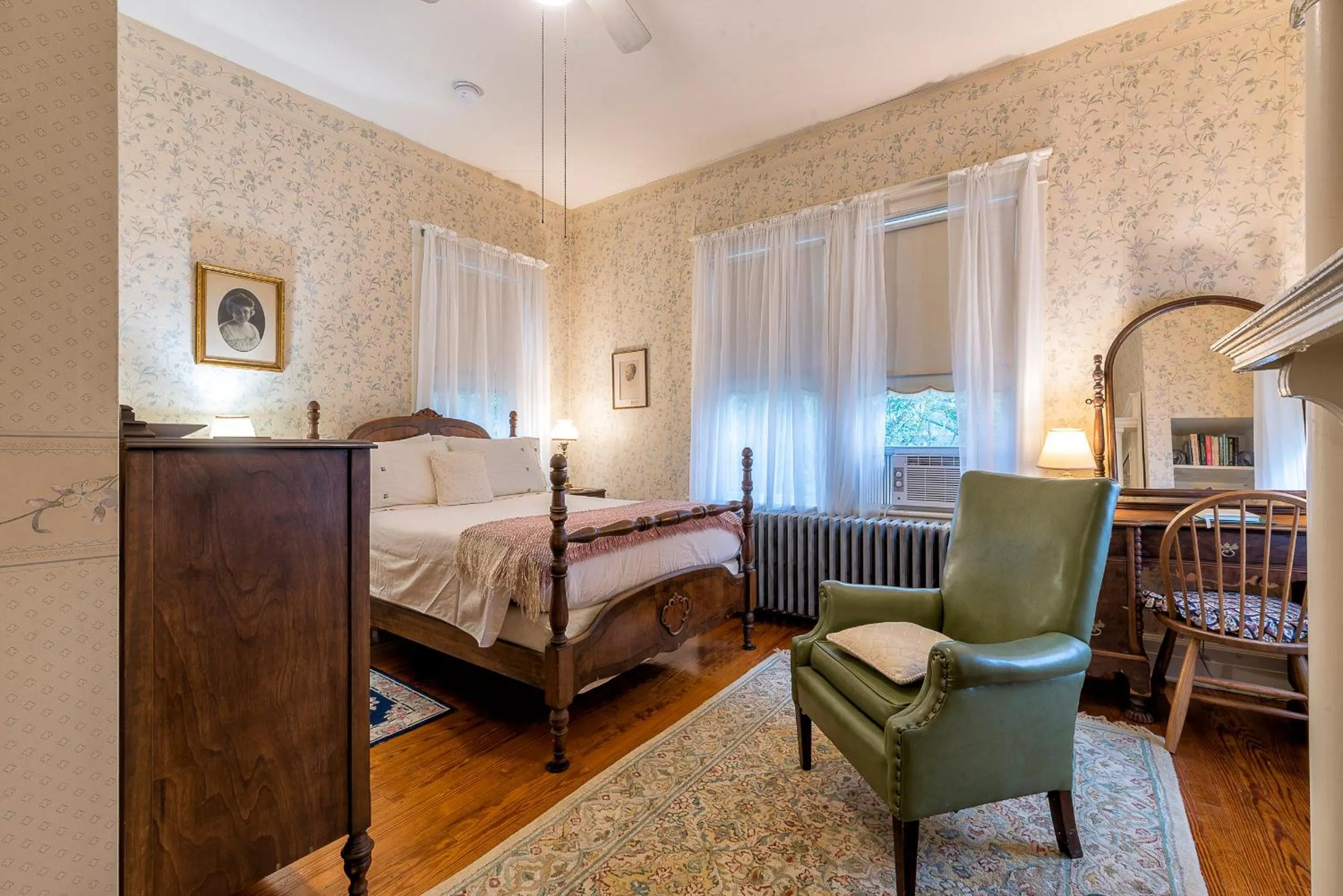 Photo of the whole room, Bed in The Grey Swan Inn LLC