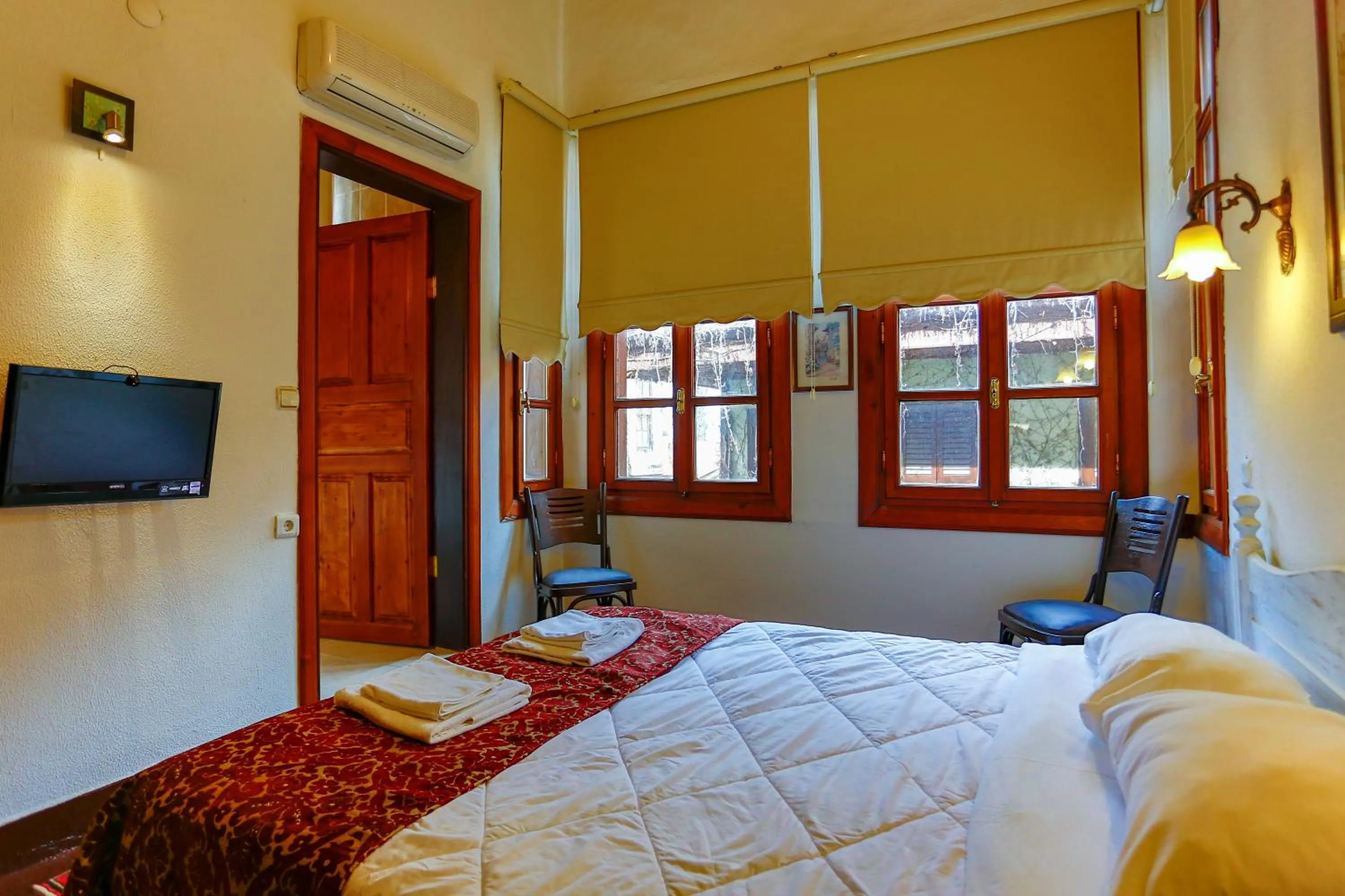 Bed in Atelya Art Hotel